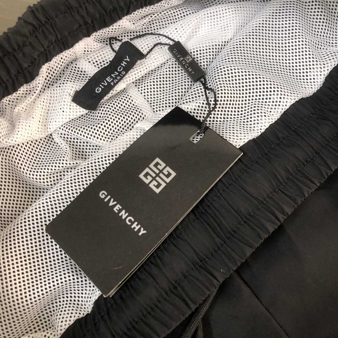 Givenchy 4G logo-print Shorts  - FashionPlug