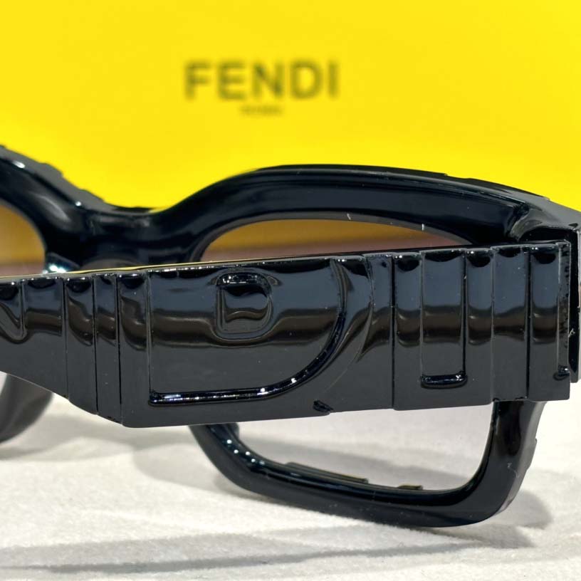 Fendi FE40104l  Sunglasses  - FashionPlug