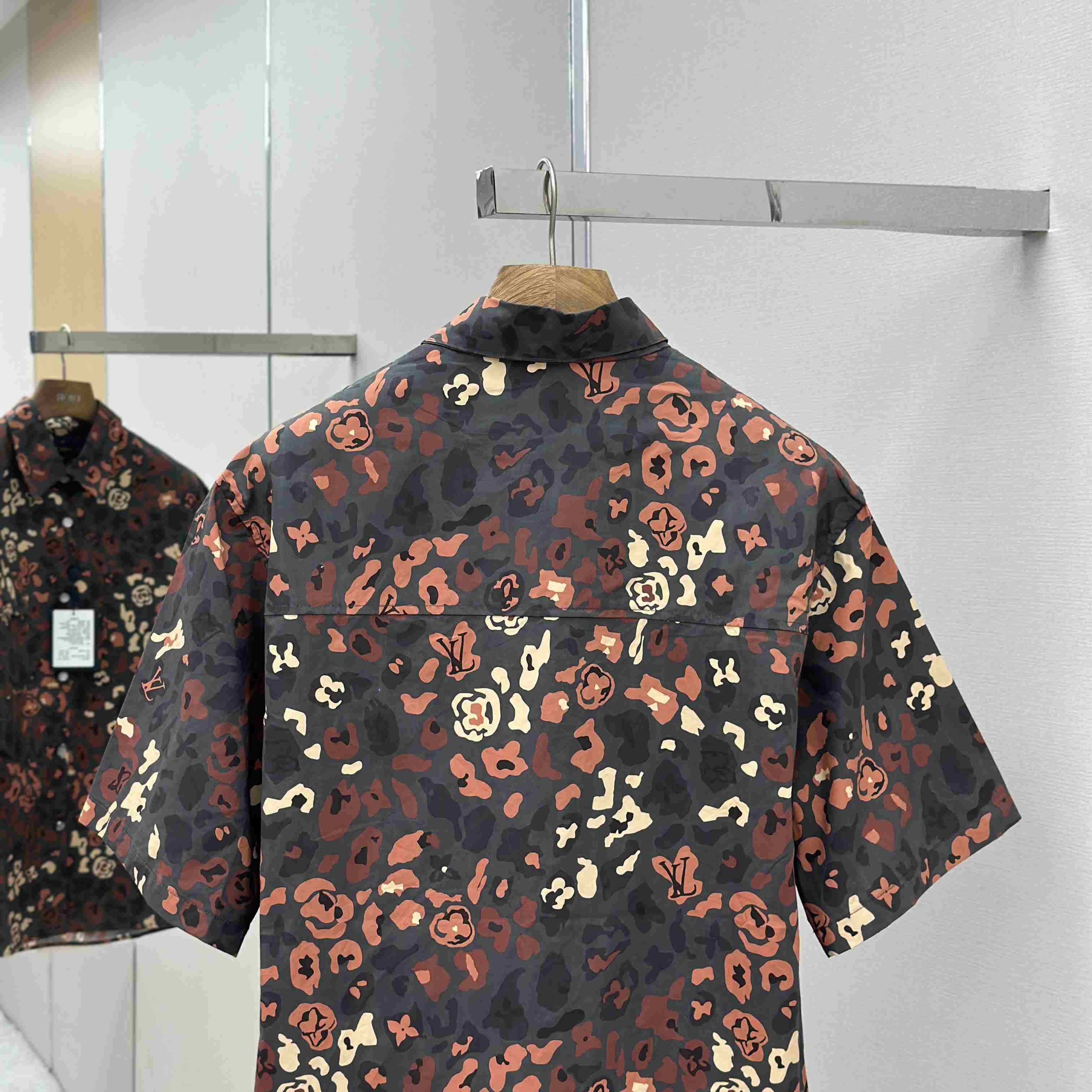 Louis Vuitton Printed Short-Sleeved Workwear Shirt   1AIMGT - FashionPlug