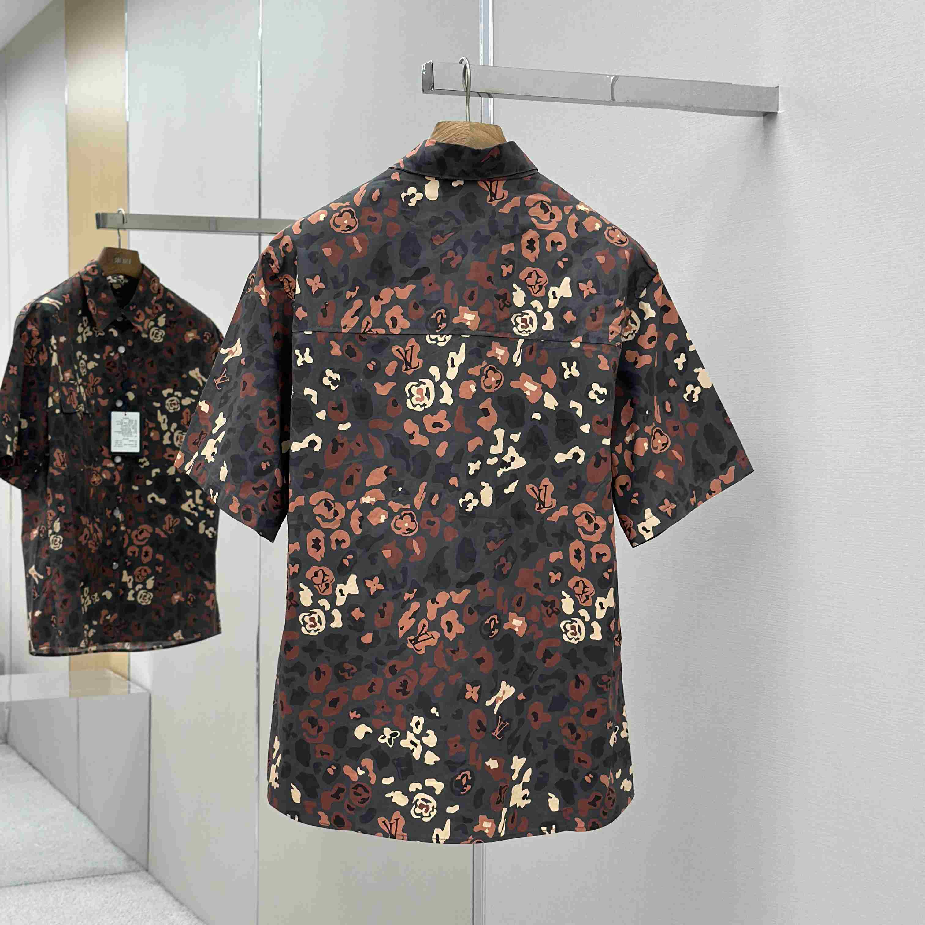 Louis Vuitton Printed Short-Sleeved Workwear Shirt   1AIMGT - FashionPlug
