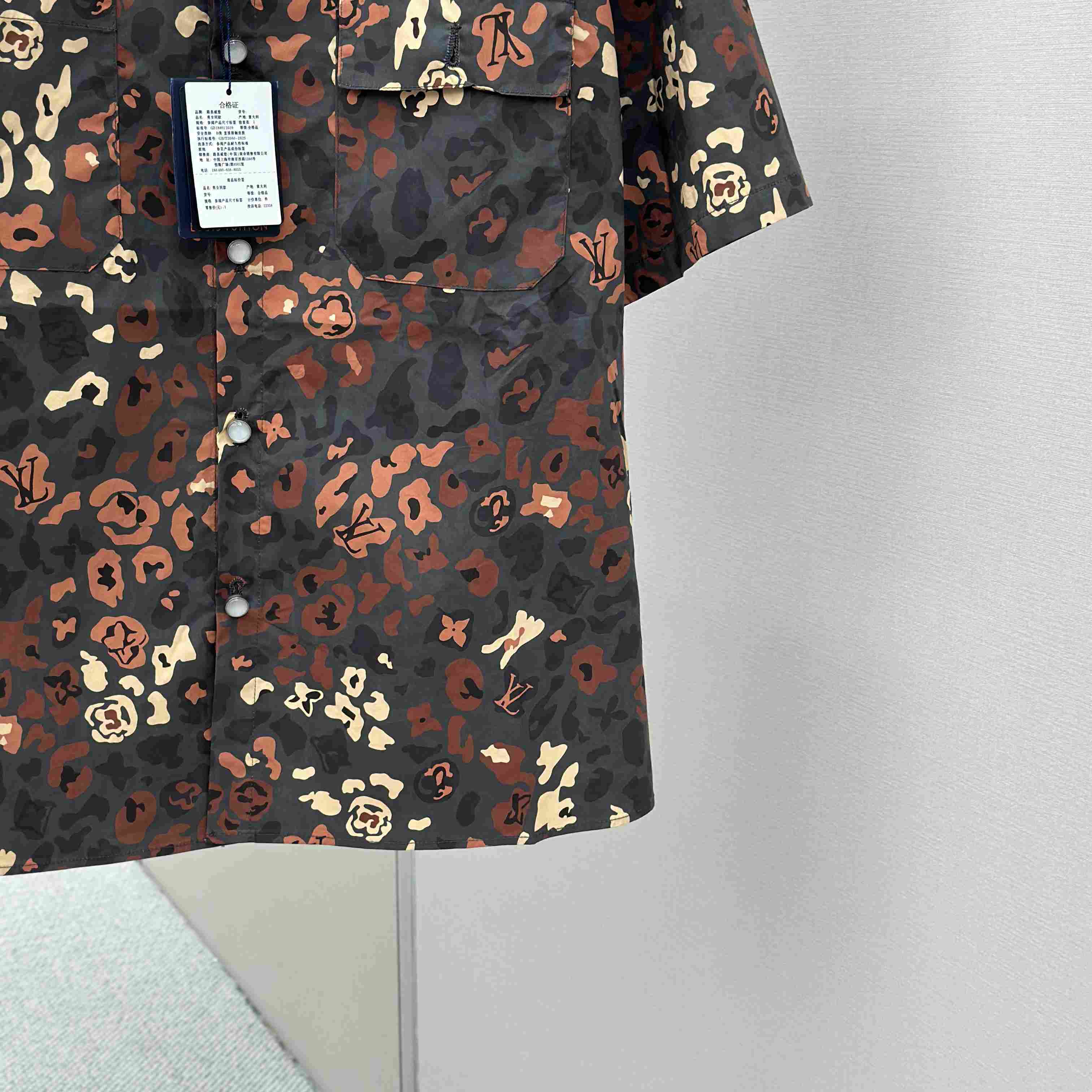 Louis Vuitton Printed Short-Sleeved Workwear Shirt   1AIMGT - FashionPlug