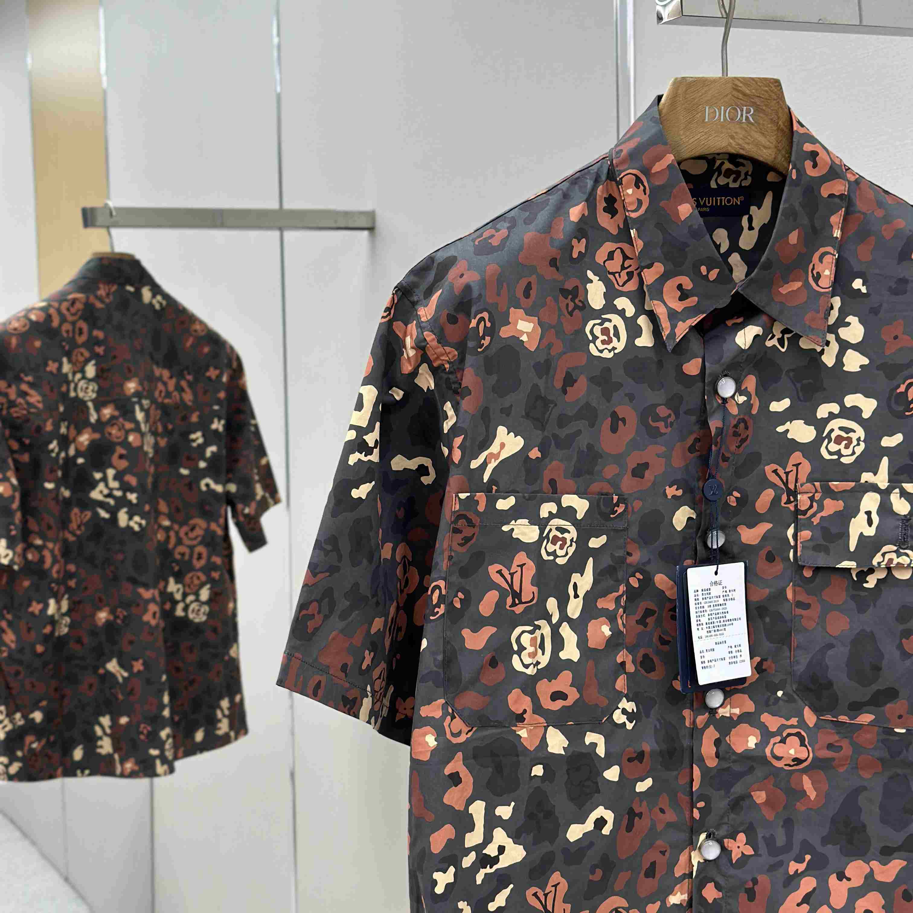 Louis Vuitton Printed Short-Sleeved Workwear Shirt   1AIMGT - FashionPlug