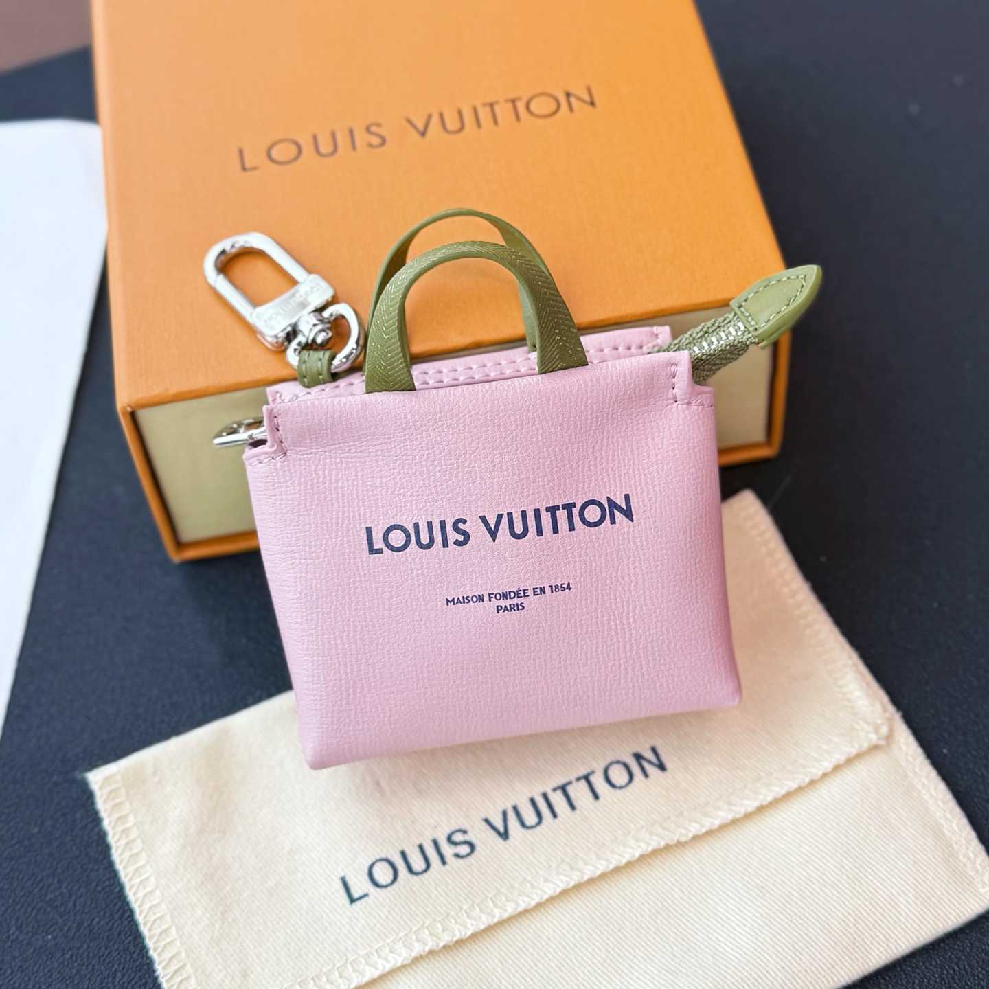 Louis Vuitton LV Mini Shopper Bag Charm   M03136 - FashionPlug