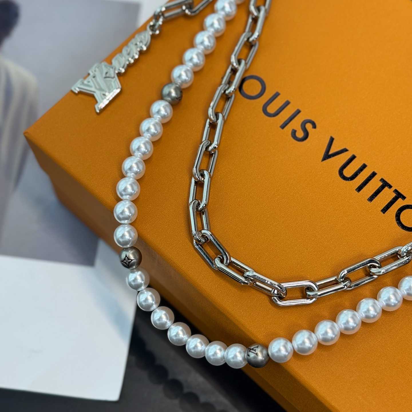 Louis Vuitton Pearls Mini Chain Belt   M03024 - FashionPlug