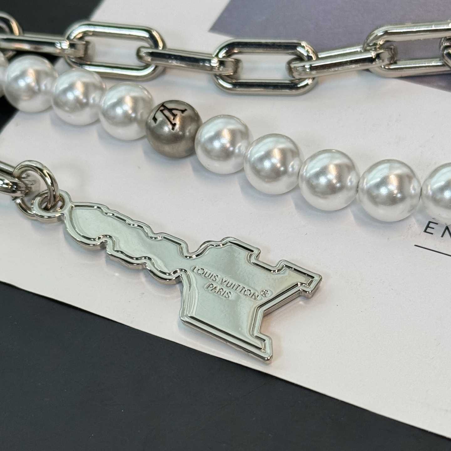 Louis Vuitton Pearls Mini Chain Belt   M03024 - FashionPlug