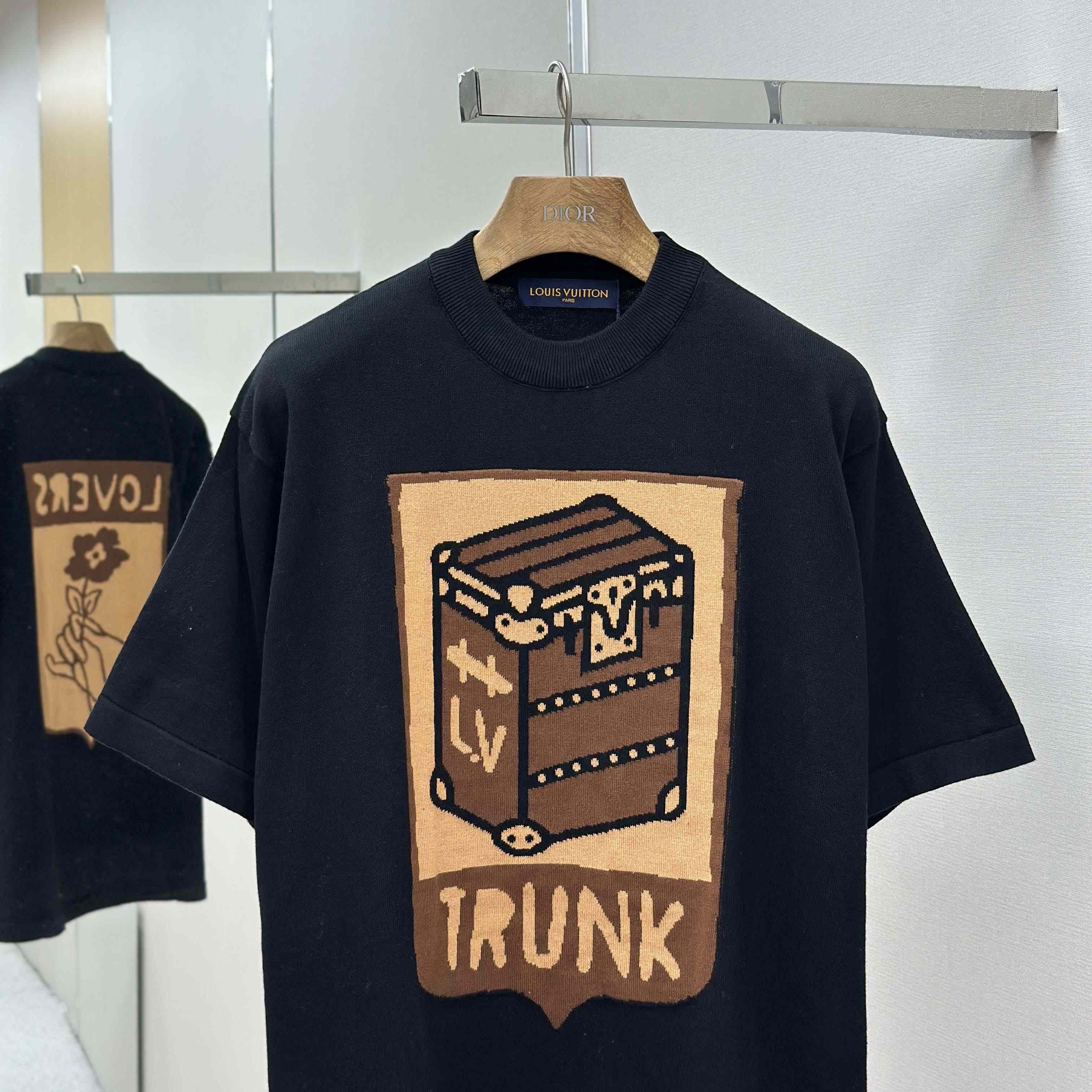 Louis Vuitton Graphic Short-Sleeved Crewneck    1AGHU3 - FashionPlug