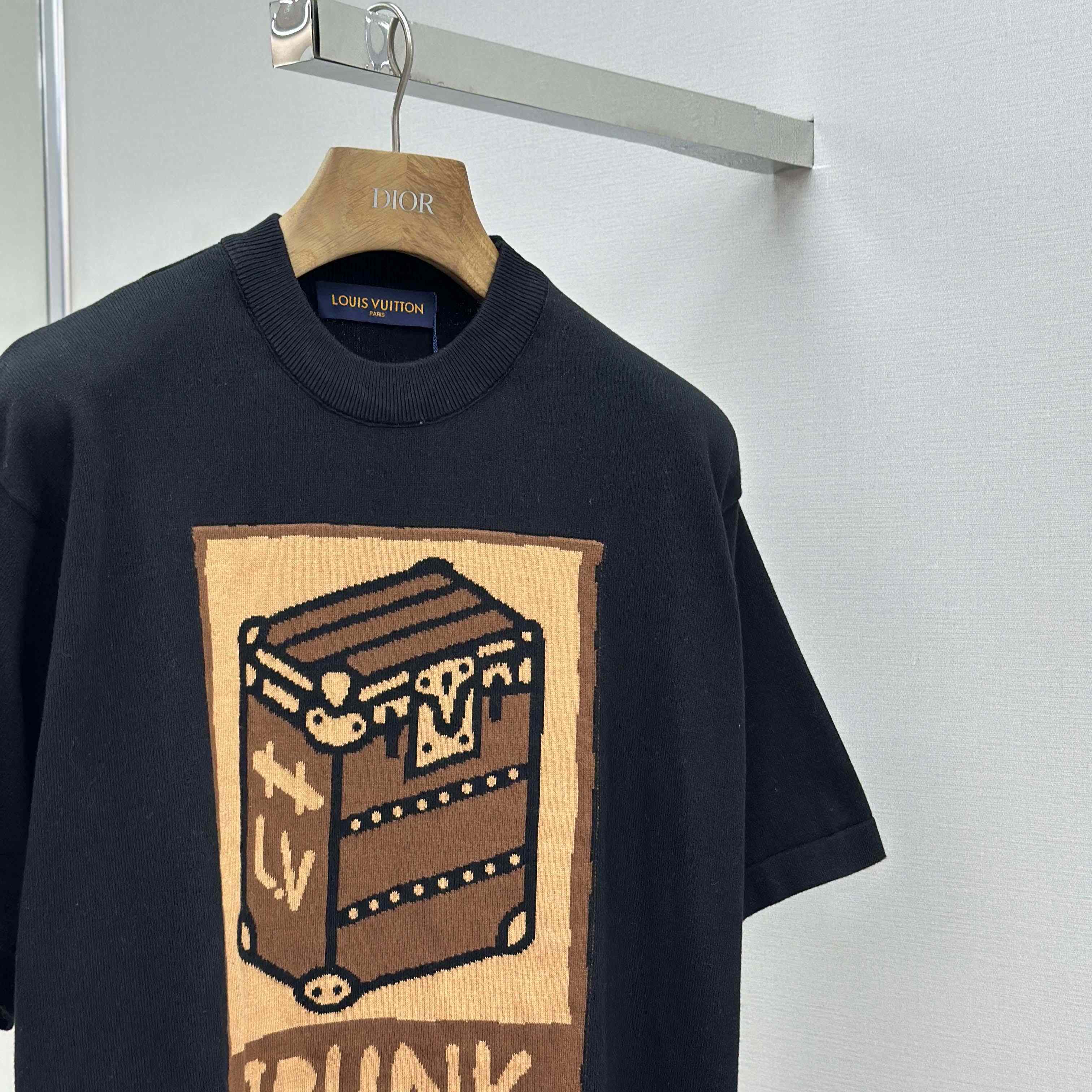 Louis Vuitton Graphic Short-Sleeved Crewneck    1AGHU3 - FashionPlug