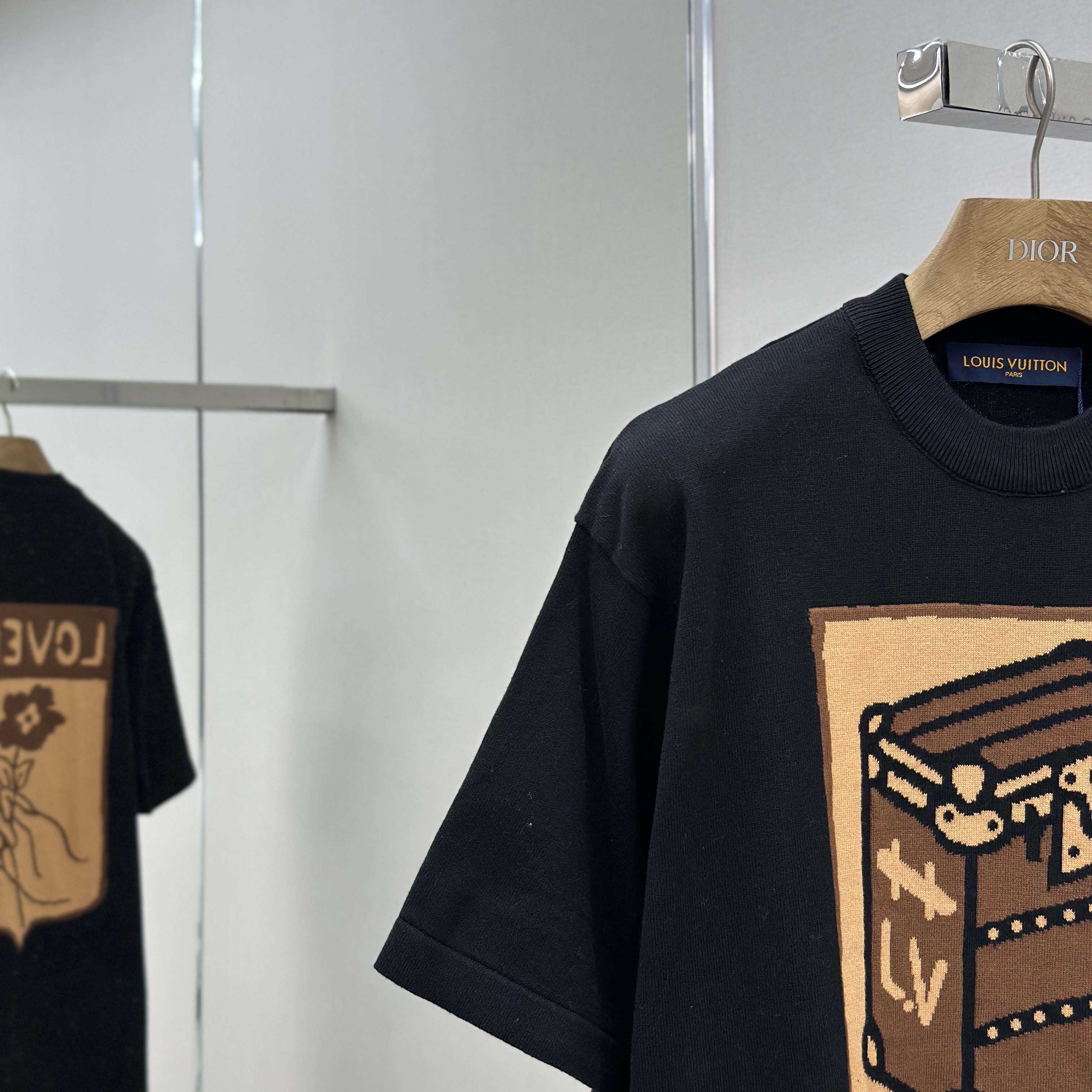 Louis Vuitton Graphic Short-Sleeved Crewneck    1AGHU3 - FashionPlug