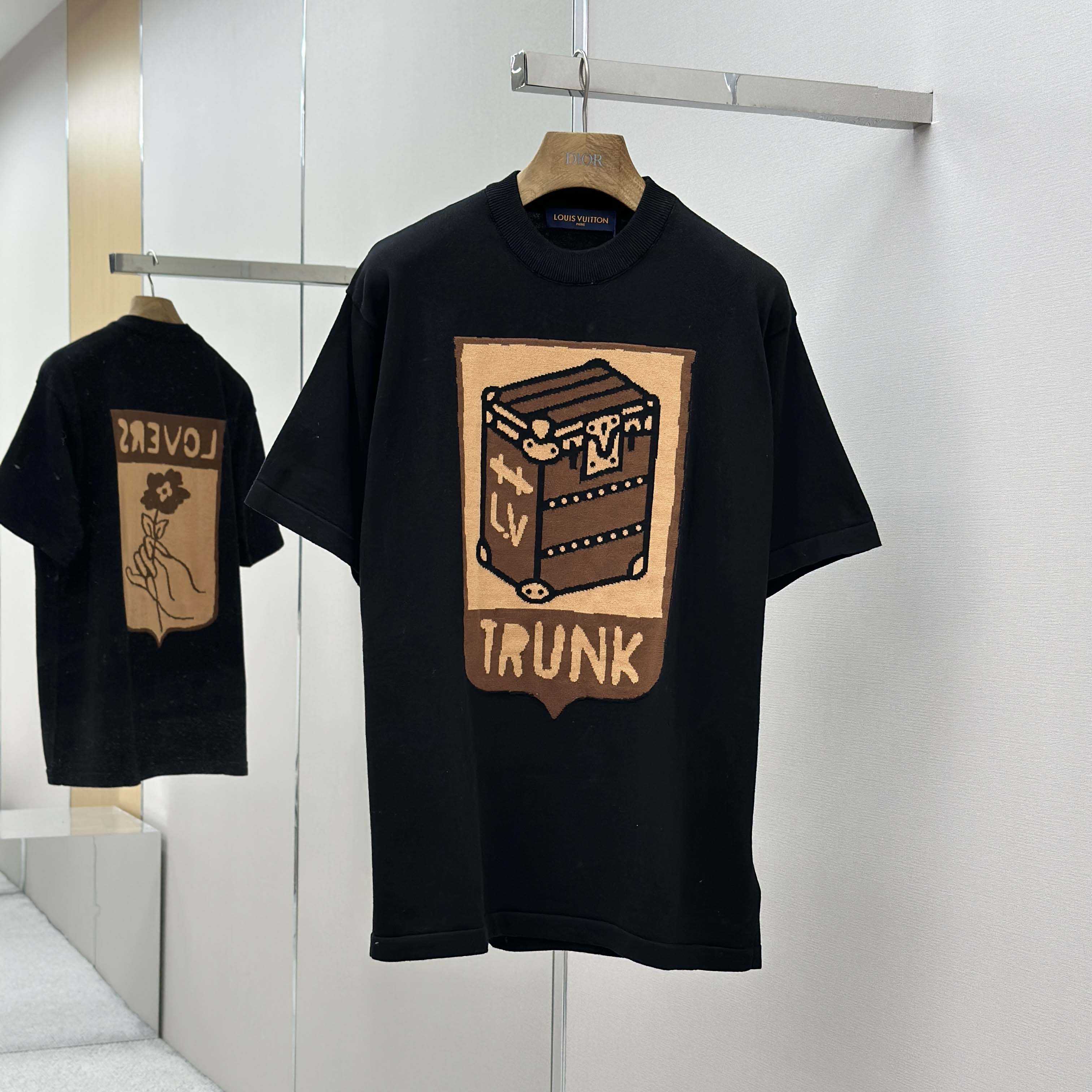 Louis Vuitton Graphic Short-Sleeved Crewneck    1AGHU3 - FashionPlug