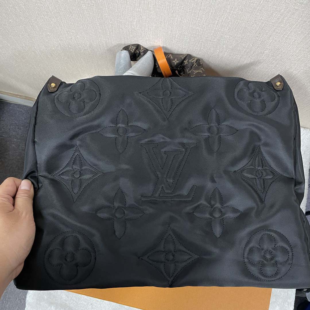 Louis Vuitton Monogram Giant Pillow OnTheGo MM   （41 x 34 x 19cm） - FashionPlug