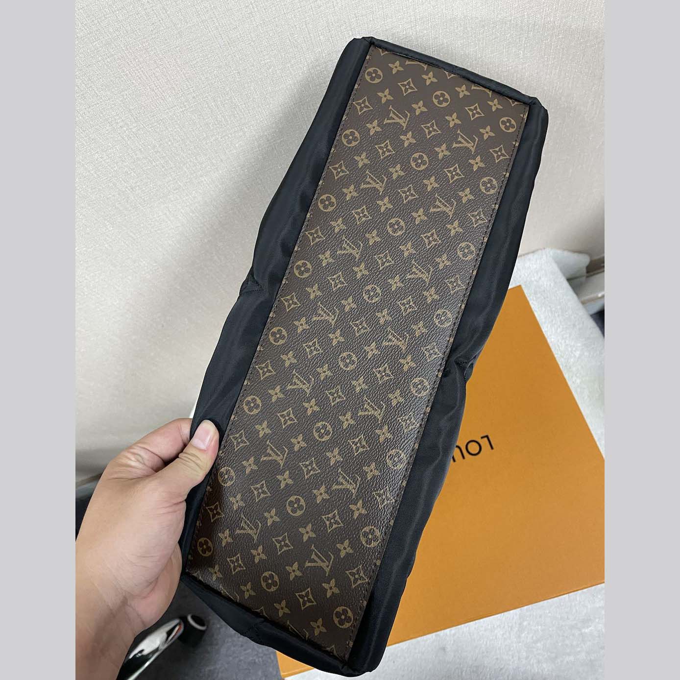 Louis Vuitton Monogram Giant Pillow OnTheGo MM   （41 x 34 x 19cm） - FashionPlug