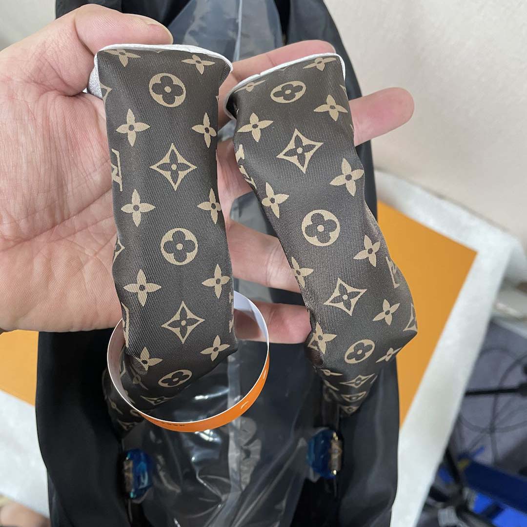 Louis Vuitton Monogram Giant Pillow OnTheGo MM   （41 x 34 x 19cm） - FashionPlug