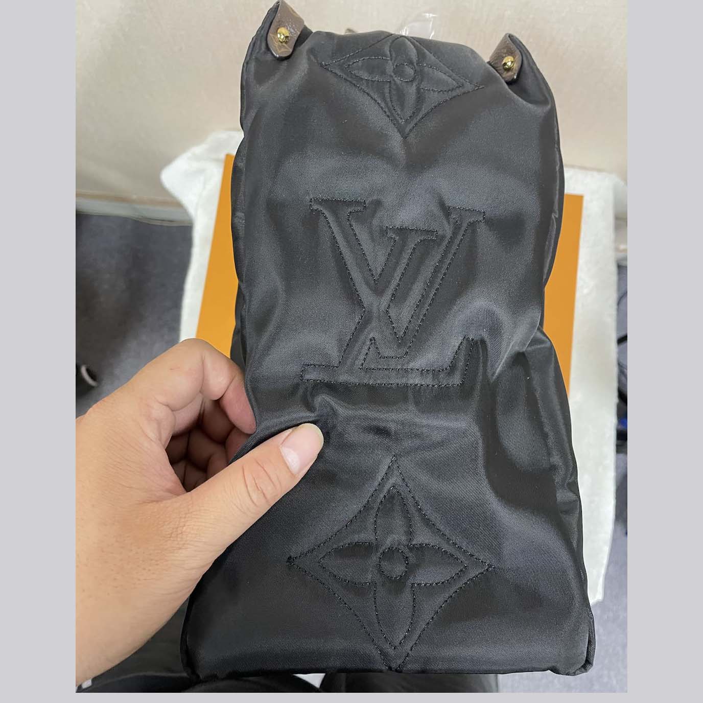Louis Vuitton Monogram Giant Pillow OnTheGo MM   （41 x 34 x 19cm） - FashionPlug