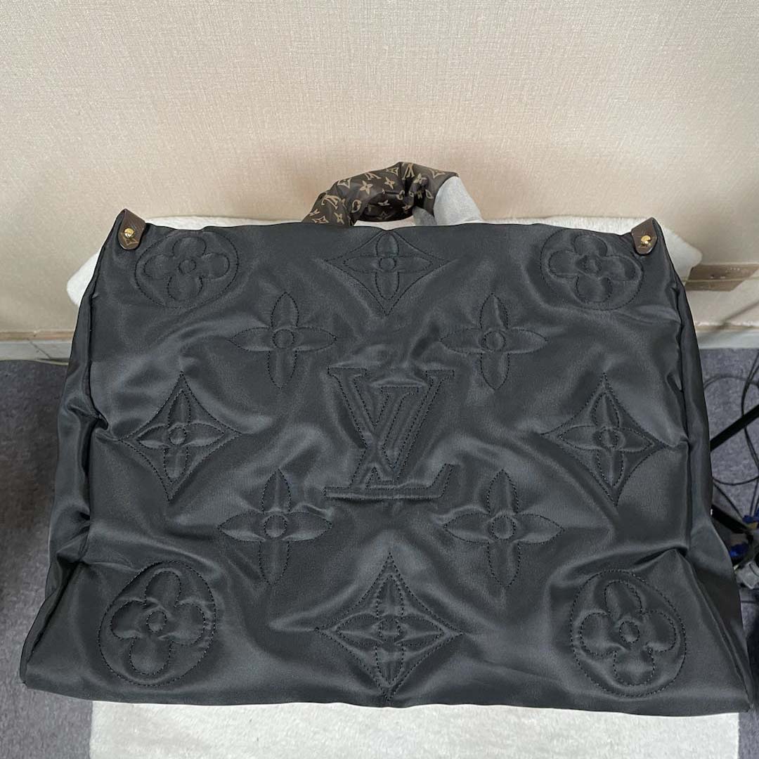 Louis Vuitton Monogram Giant Pillow OnTheGo MM   （41 x 34 x 19cm） - FashionPlug