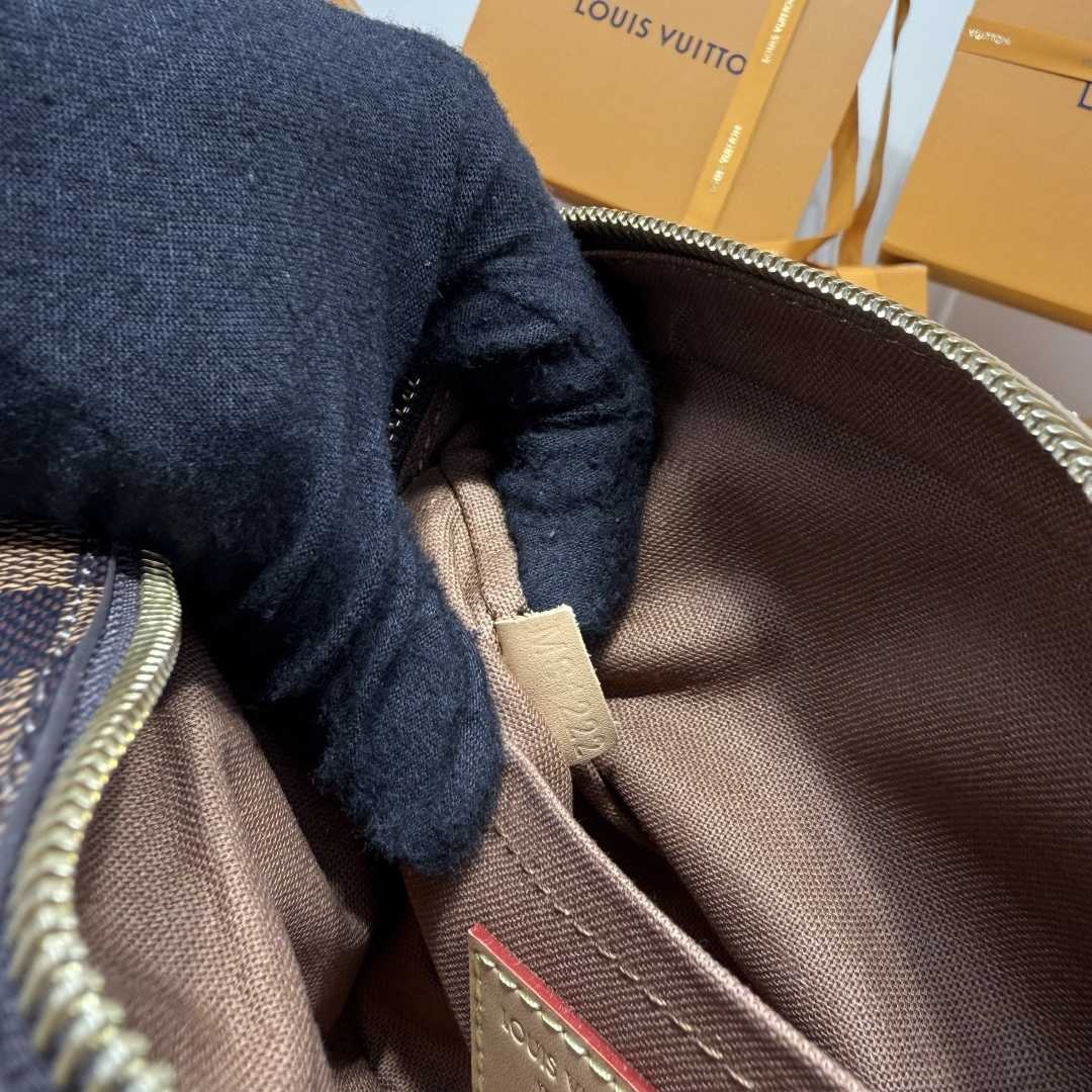 Louis Vuitton Trocadéro Wearable Wallet     M26020 - FashionPlug
