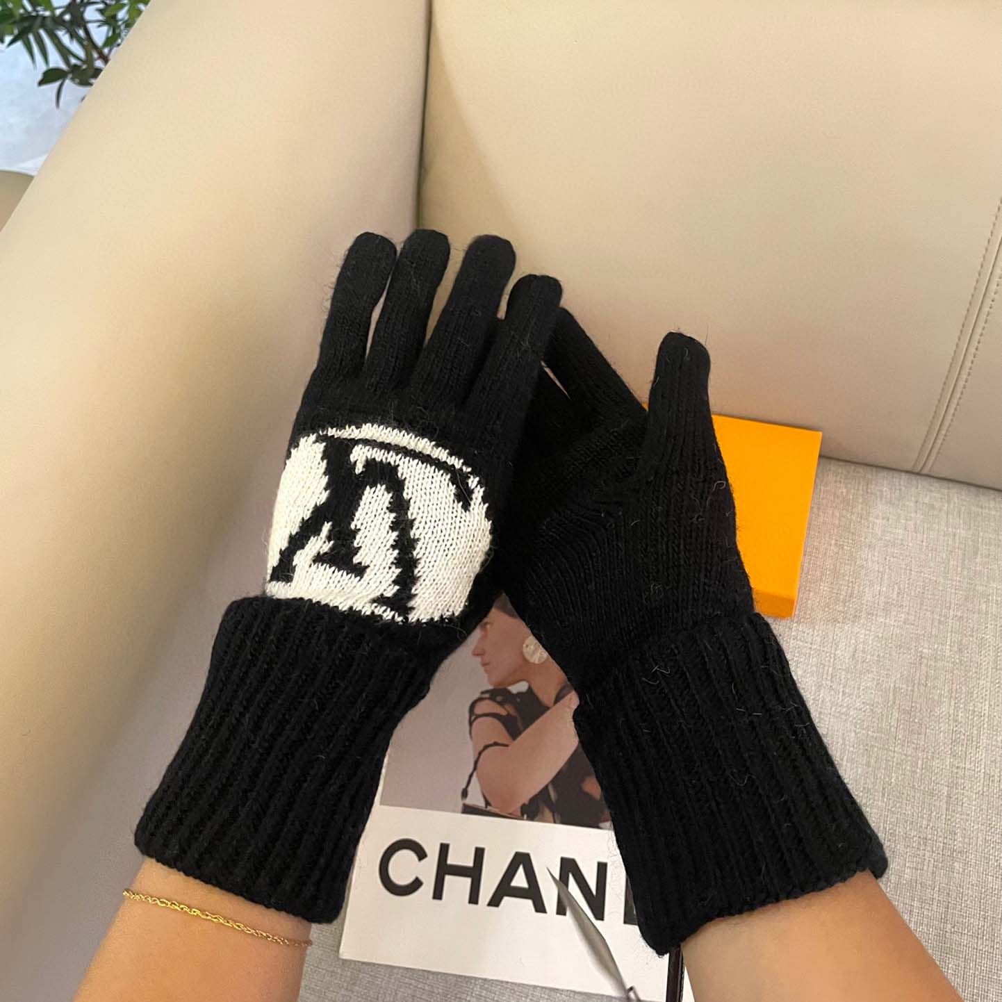 Louis Vuitton LV Medallion Gloves - FashionPlug