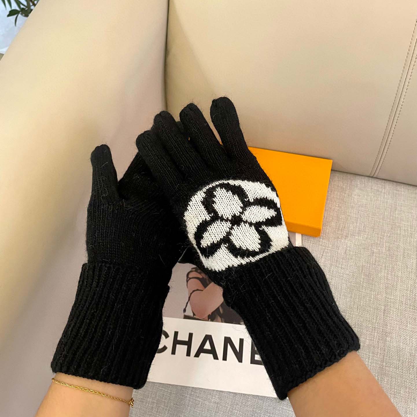 Louis Vuitton LV Medallion Gloves - FashionPlug