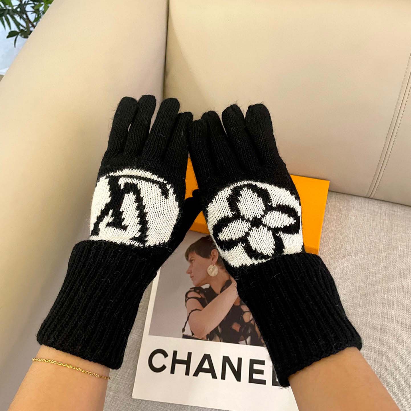 Louis Vuitton LV Medallion Gloves - FashionPlug