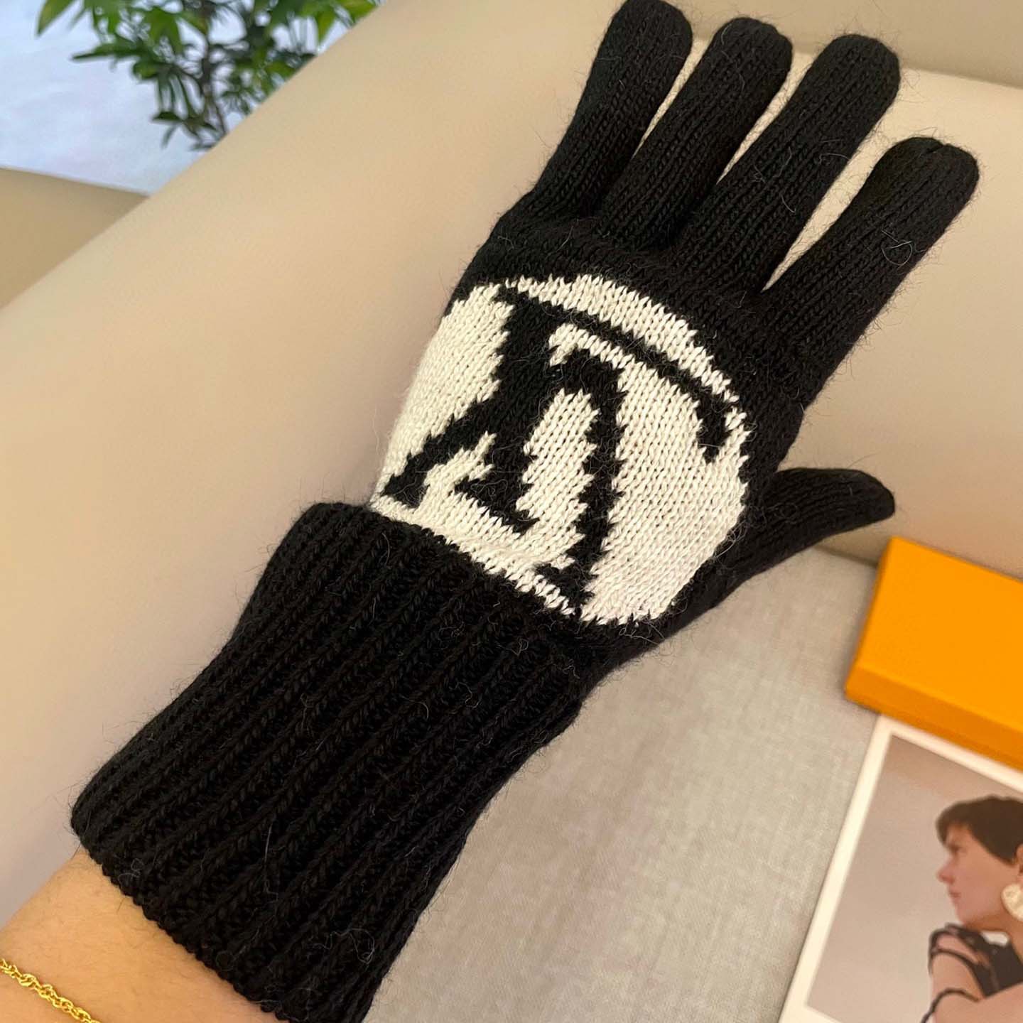 Louis Vuitton LV Medallion Gloves - FashionPlug