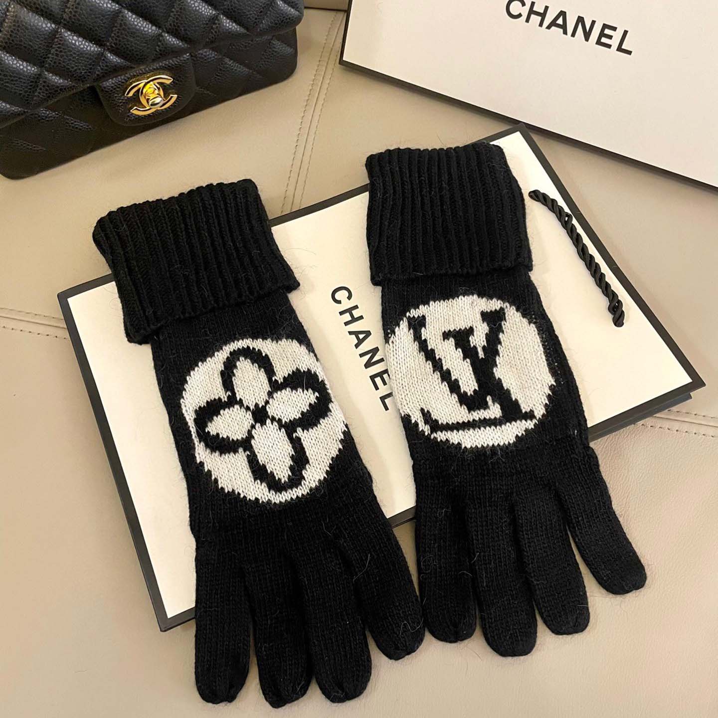 Louis Vuitton LV Medallion Gloves - FashionPlug