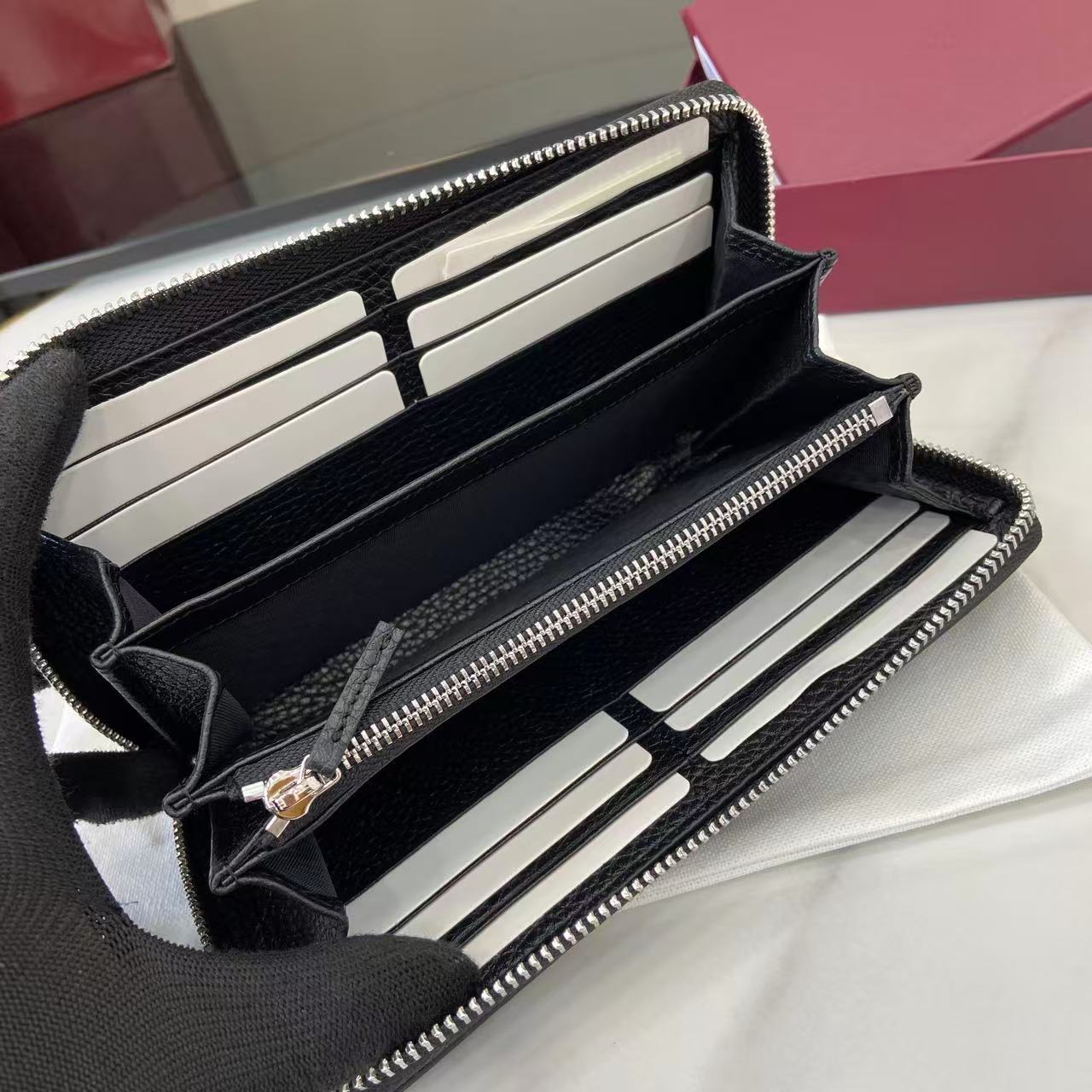 Gucci Zip Around Wallet With Logo - FashionPlug
