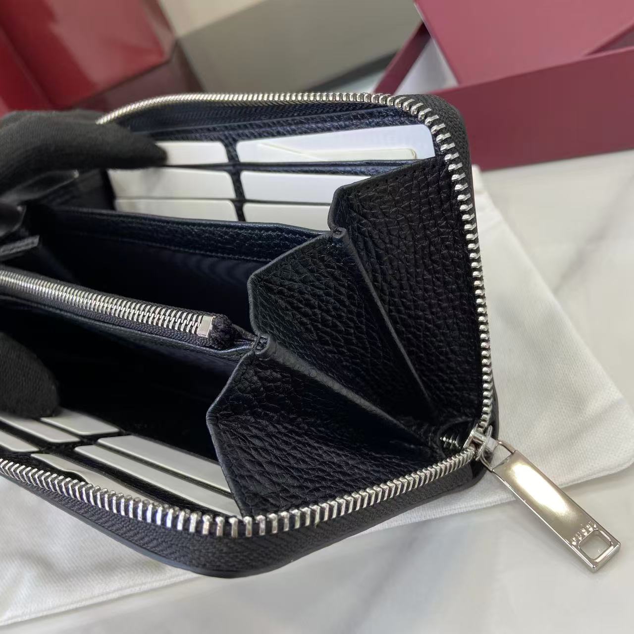 Gucci Zip Around Wallet With Logo - FashionPlug