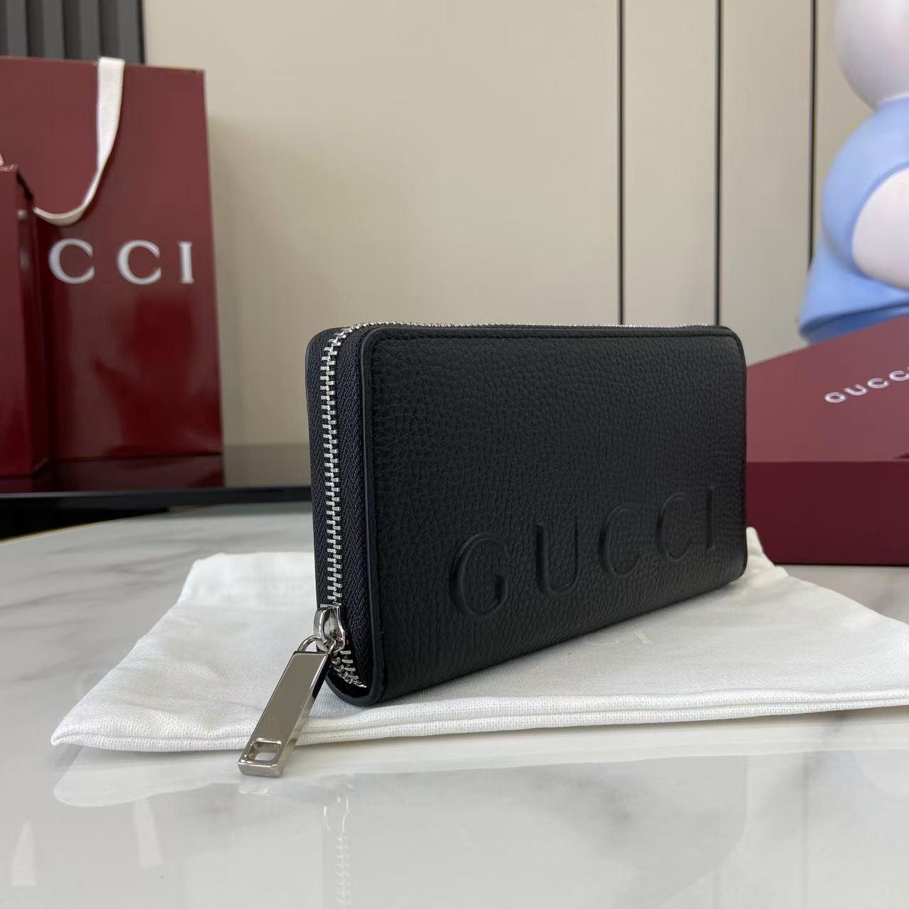 Gucci Zip Around Wallet With Logo - FashionPlug
