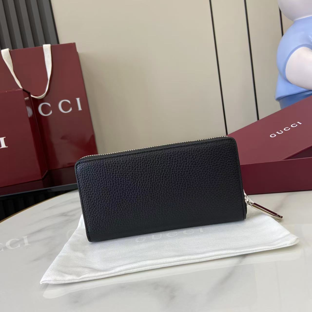 Gucci Zip Around Wallet With Logo - FashionPlug