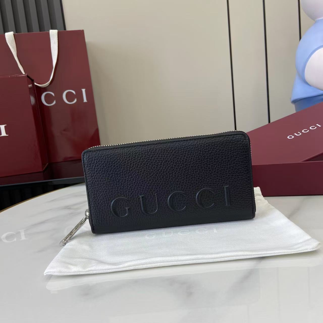 Gucci Zip Around Wallet With Logo - FashionPlug