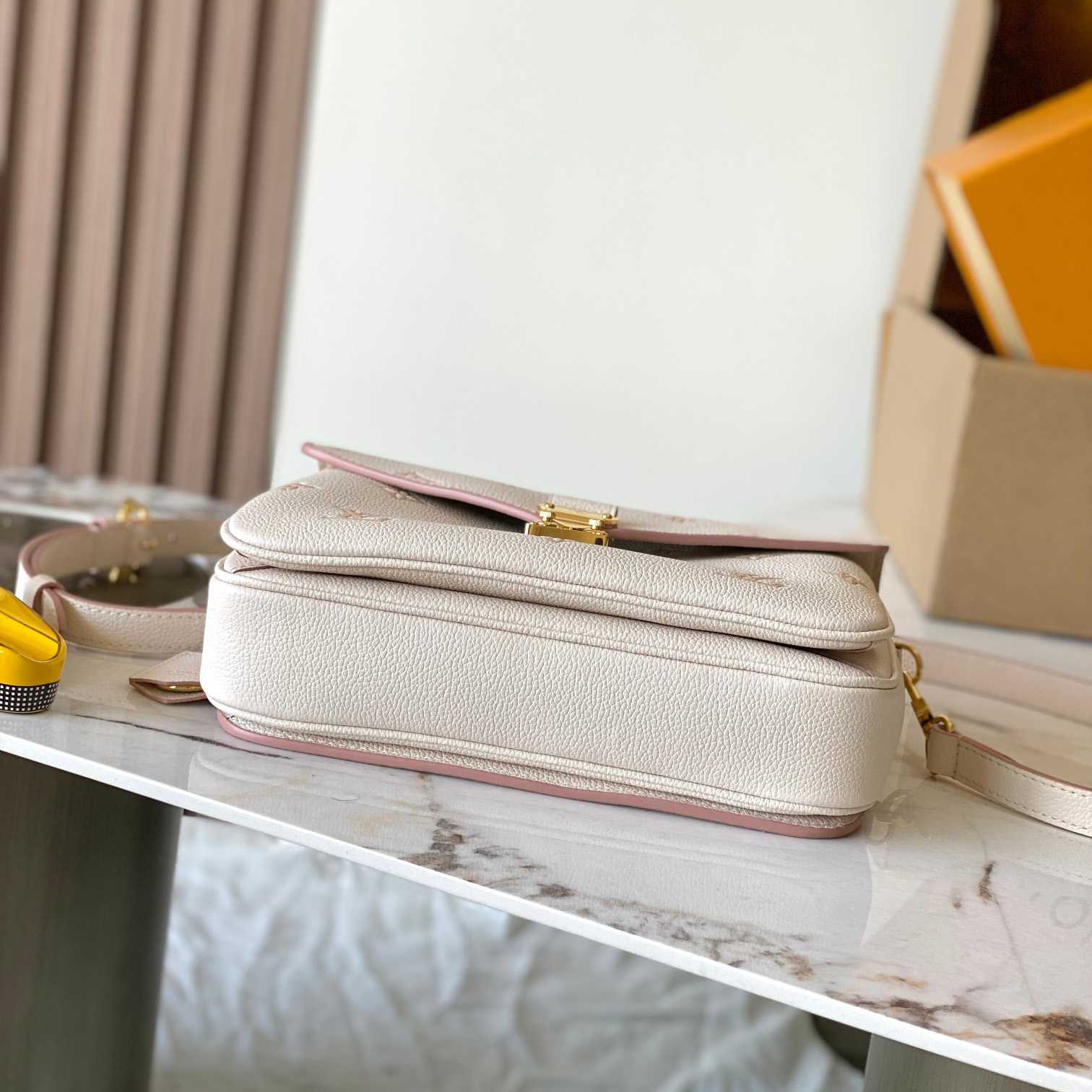 Louis Vuitton Pochette Métis   M14977 - FashionPlug