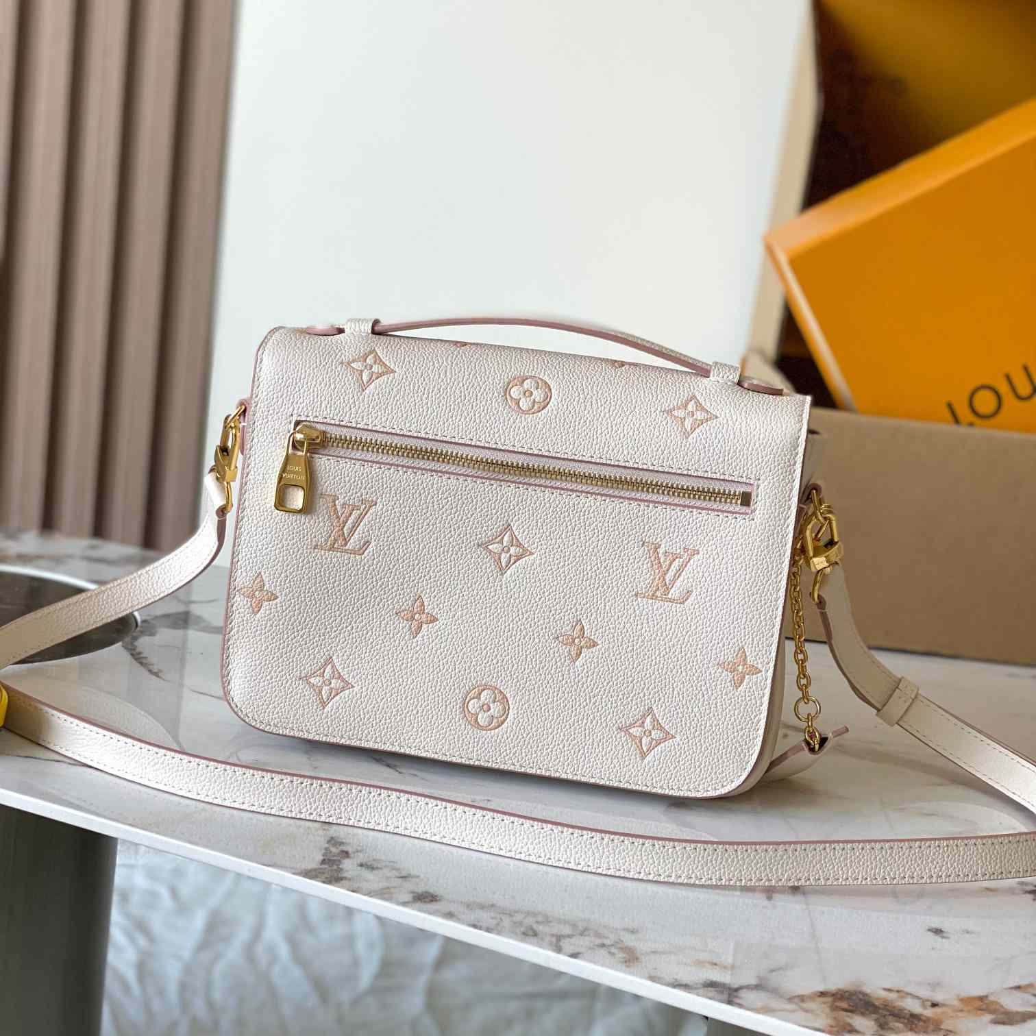 Louis Vuitton Pochette Métis   M14977 - FashionPlug