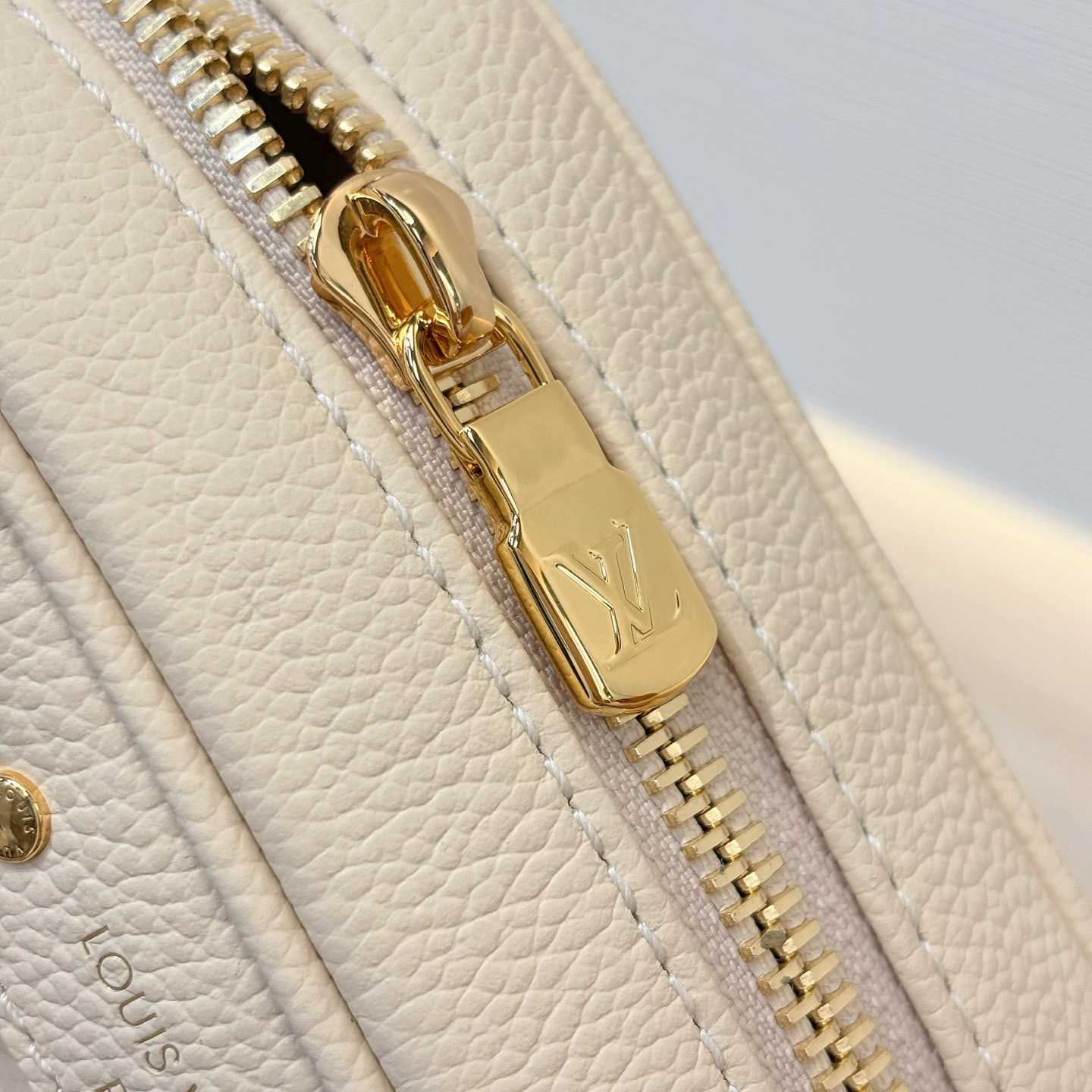 Louis Vuitton Tiny Camera Bag   M26509 - FashionPlug