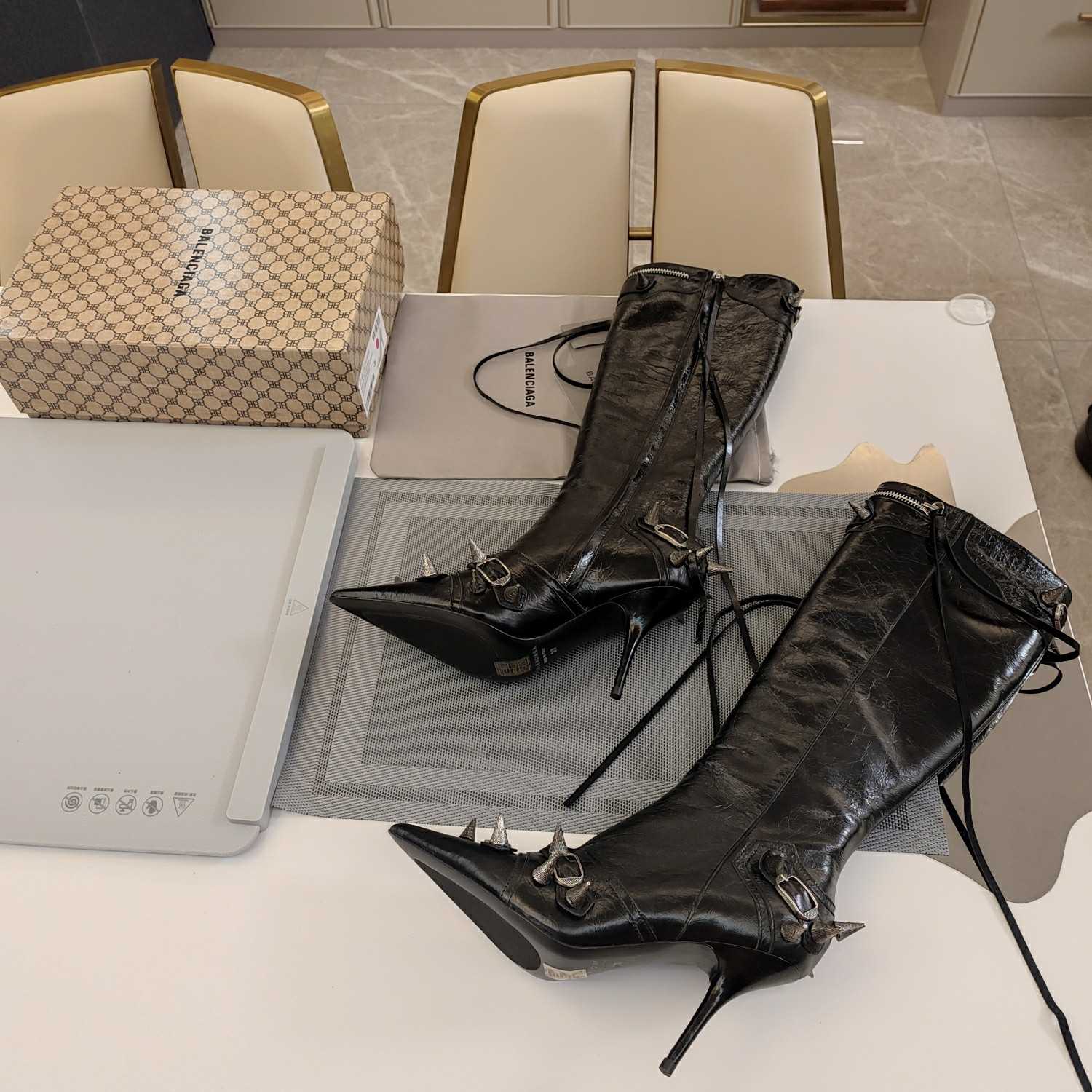 Balenciaga Cagole 90mm Boot In Black - FashionPlug