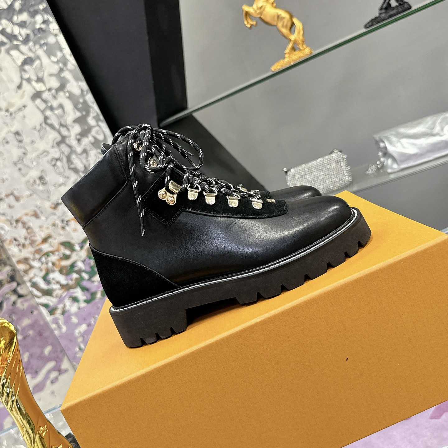 Louis Vuitton Territory Flat Ranger     1ACIBW - FashionPlug