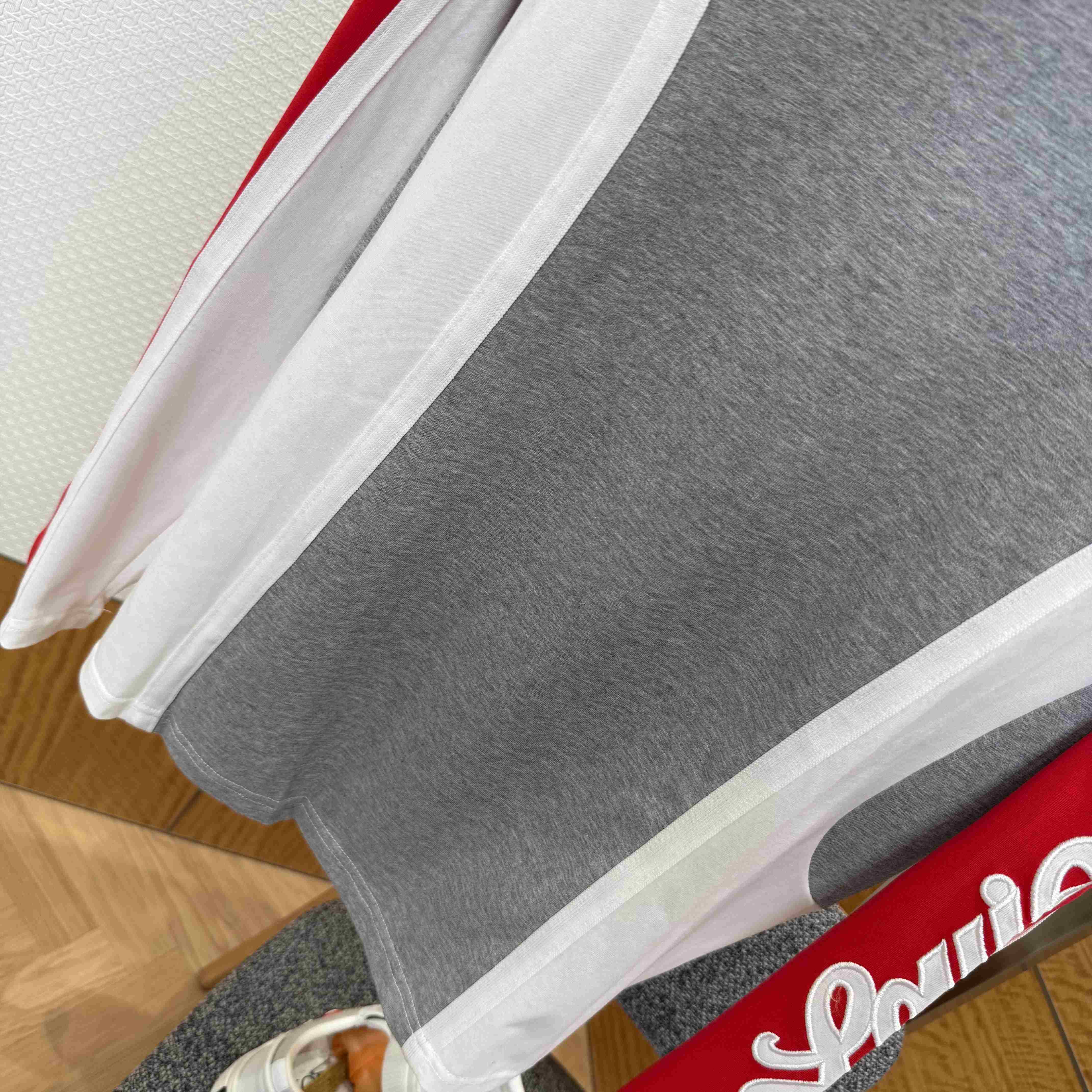 Louis Vuitton Signature Long-Sleeved T-Shirt   1AJCED - FashionPlug