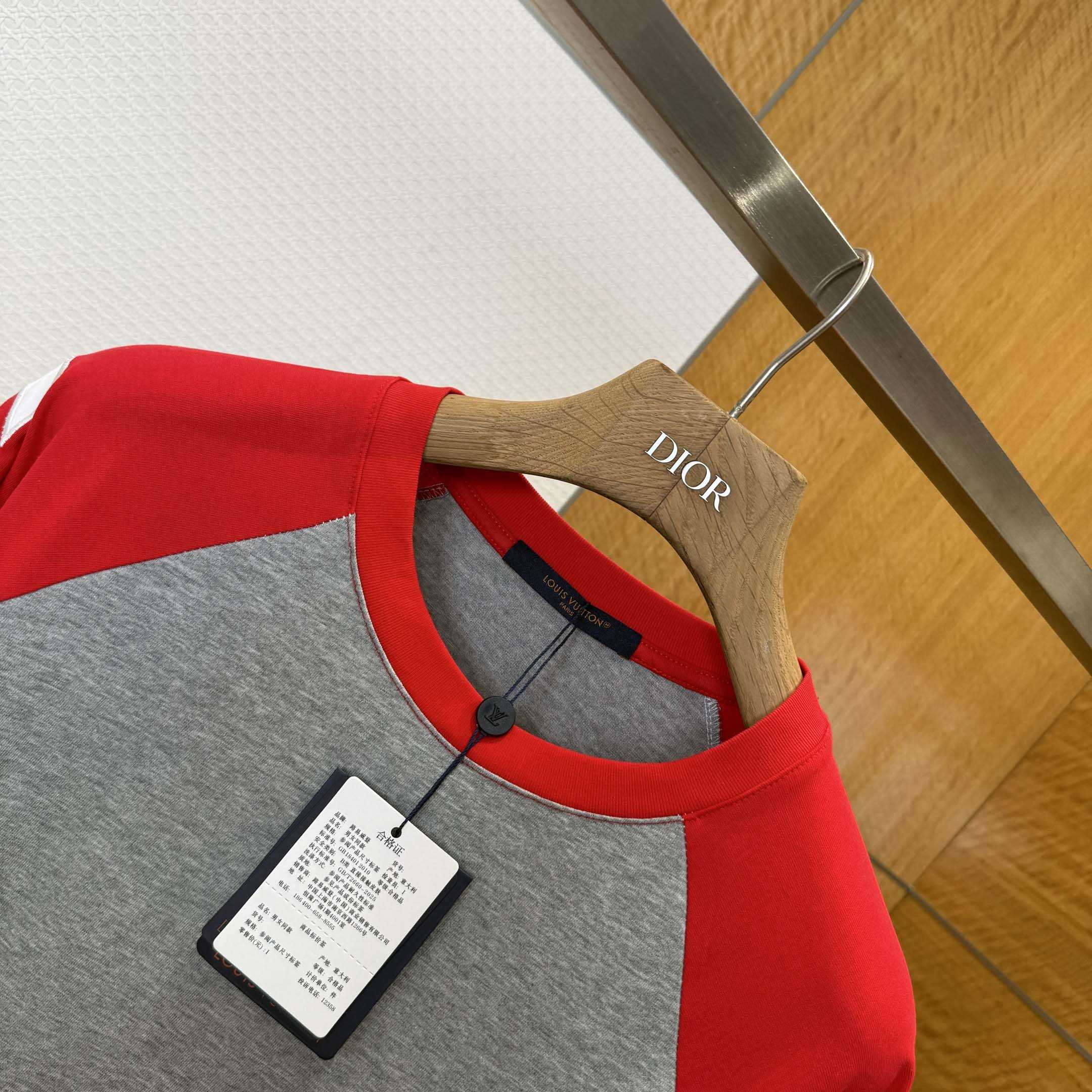 Louis Vuitton Signature Long-Sleeved T-Shirt   1AJCED - FashionPlug