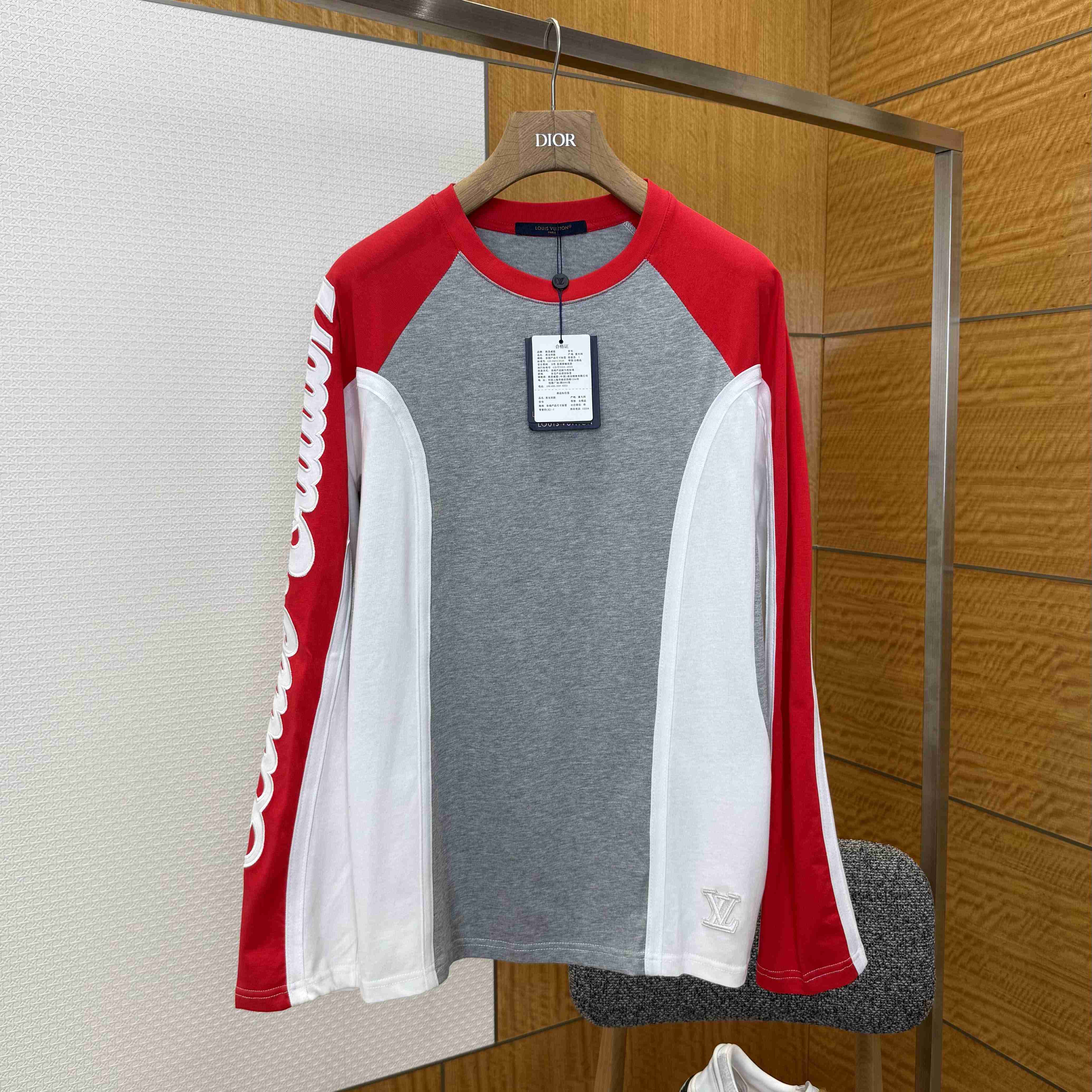 Louis Vuitton Signature Long-Sleeved T-Shirt   1AJCED - FashionPlug