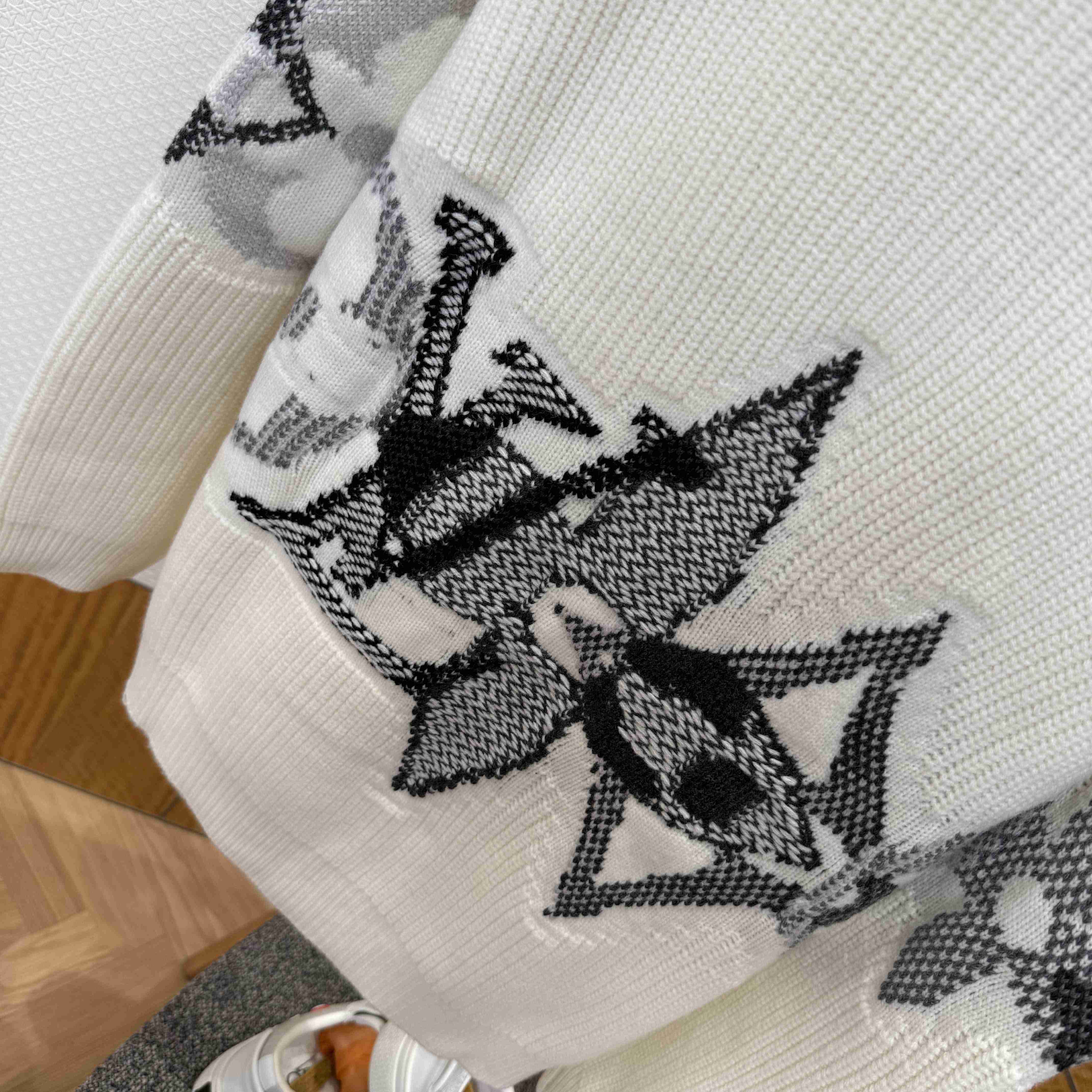 Louis Vuitton Graphic Knitted Cardigan   1AJBX9 - FashionPlug