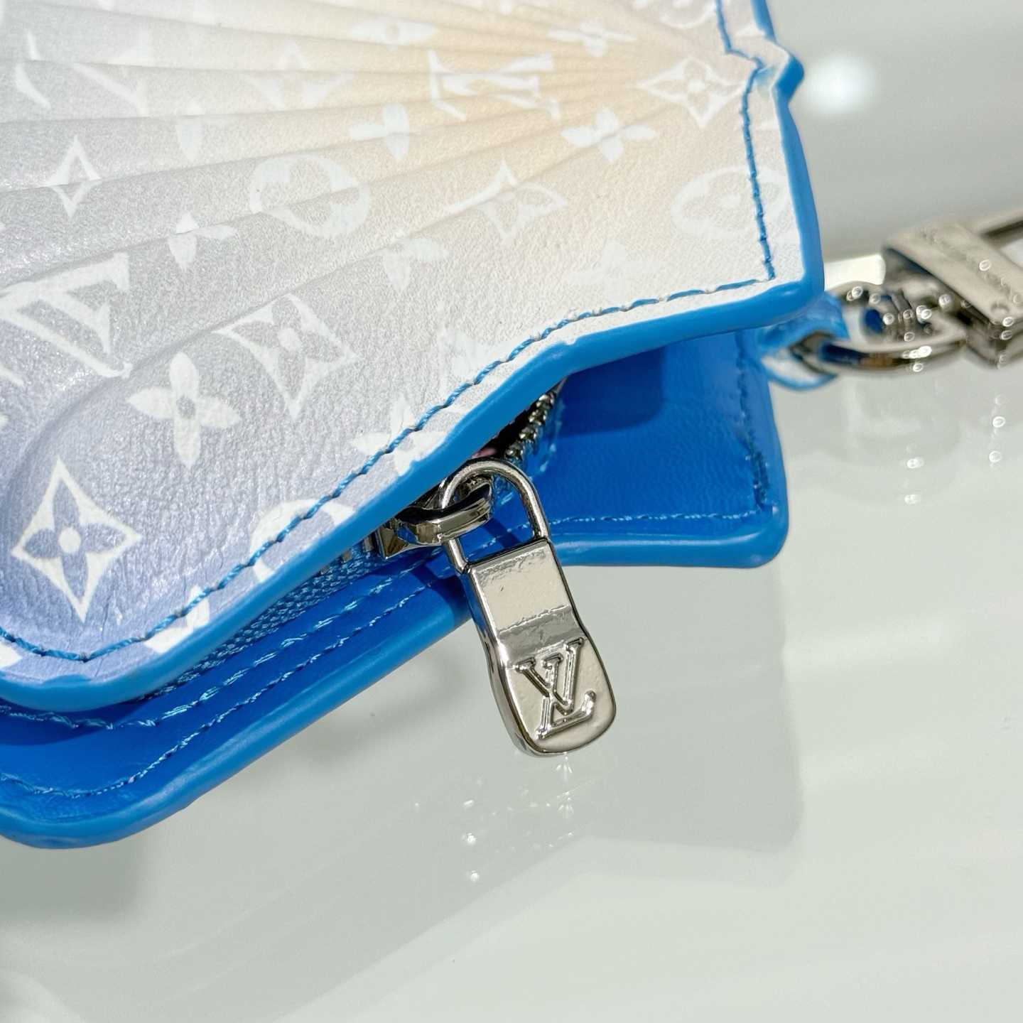 Louis Vuitton LV Shell Bag Charm   M02620 - FashionPlug