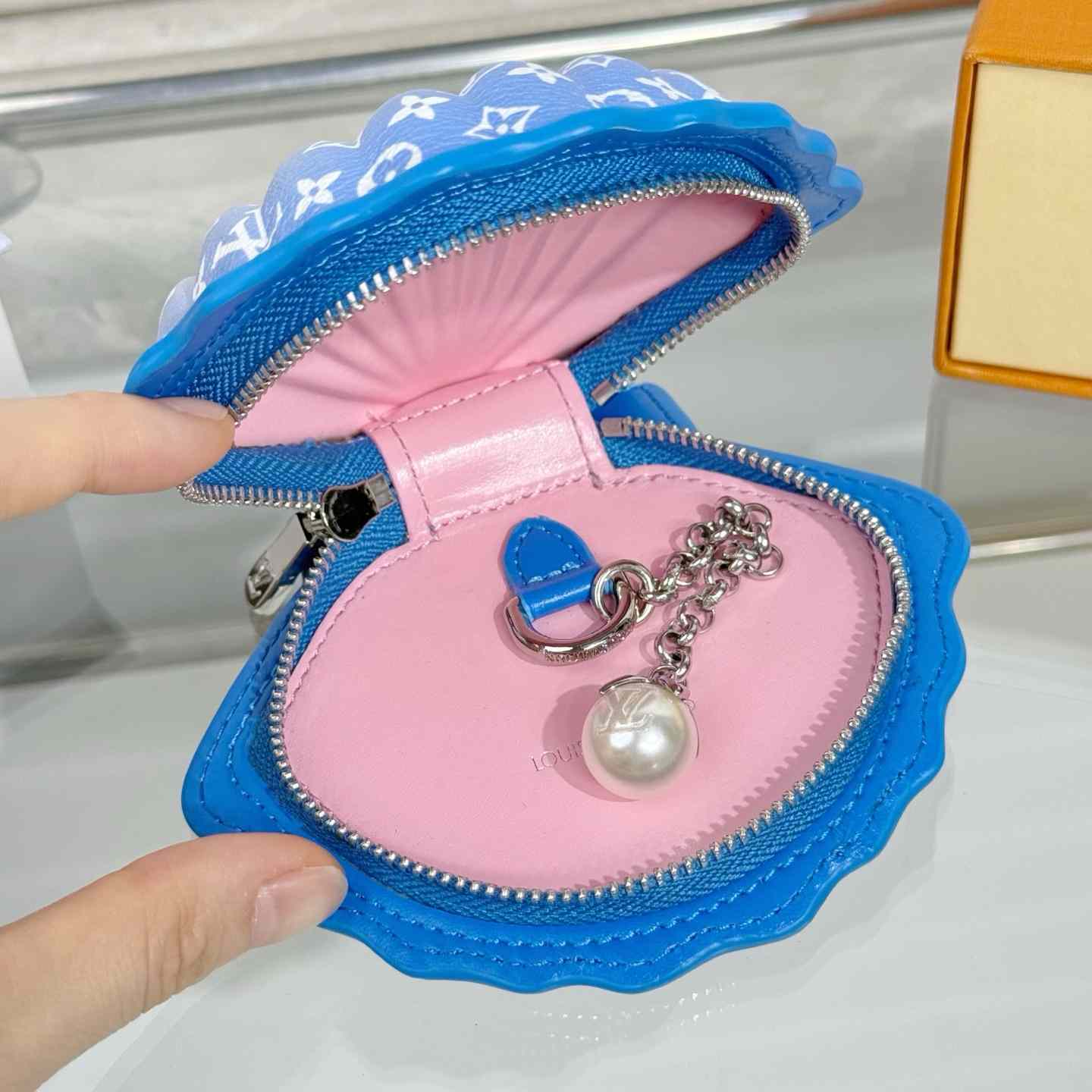 Louis Vuitton LV Shell Bag Charm   M02620 - FashionPlug