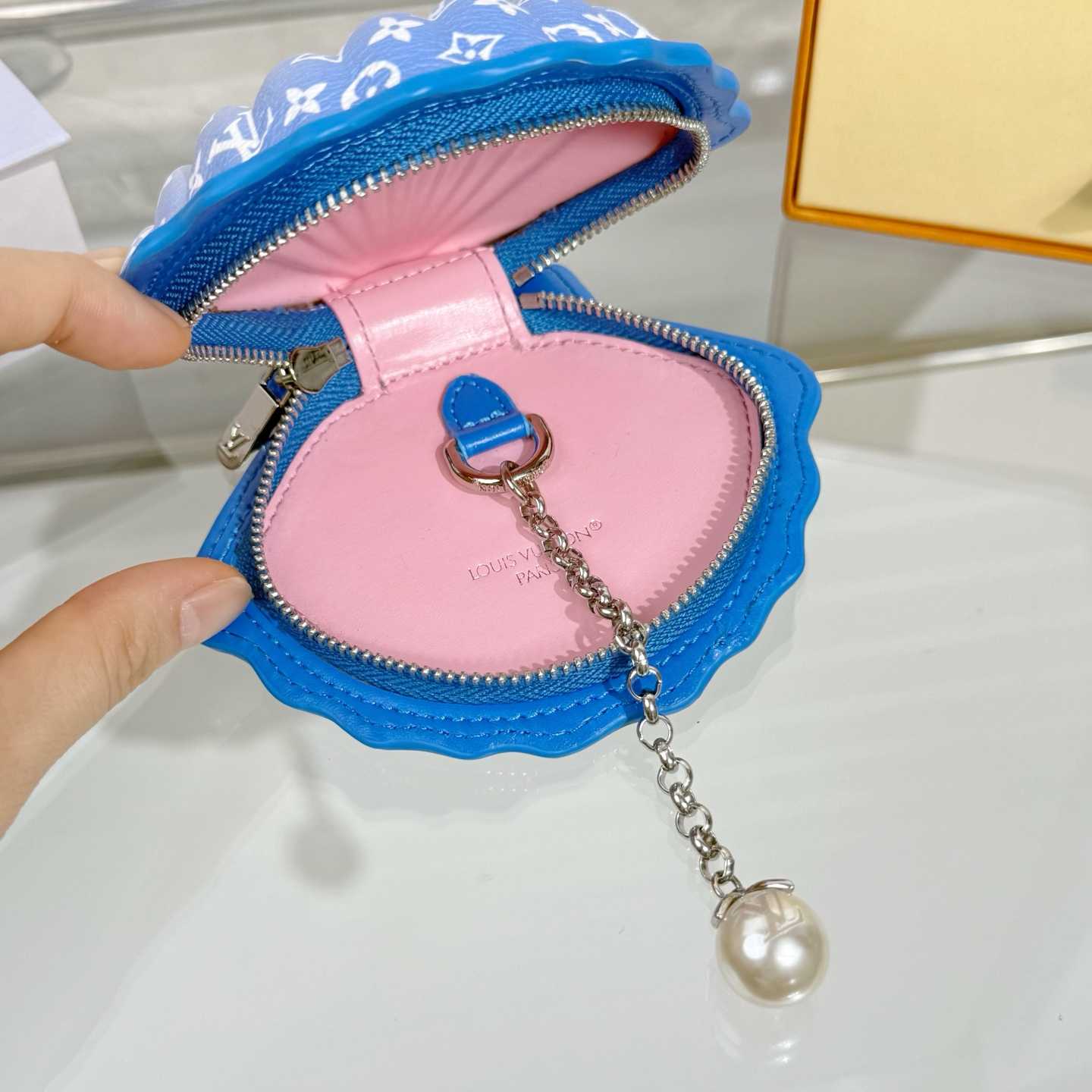 Louis Vuitton LV Shell Bag Charm   M02620 - FashionPlug