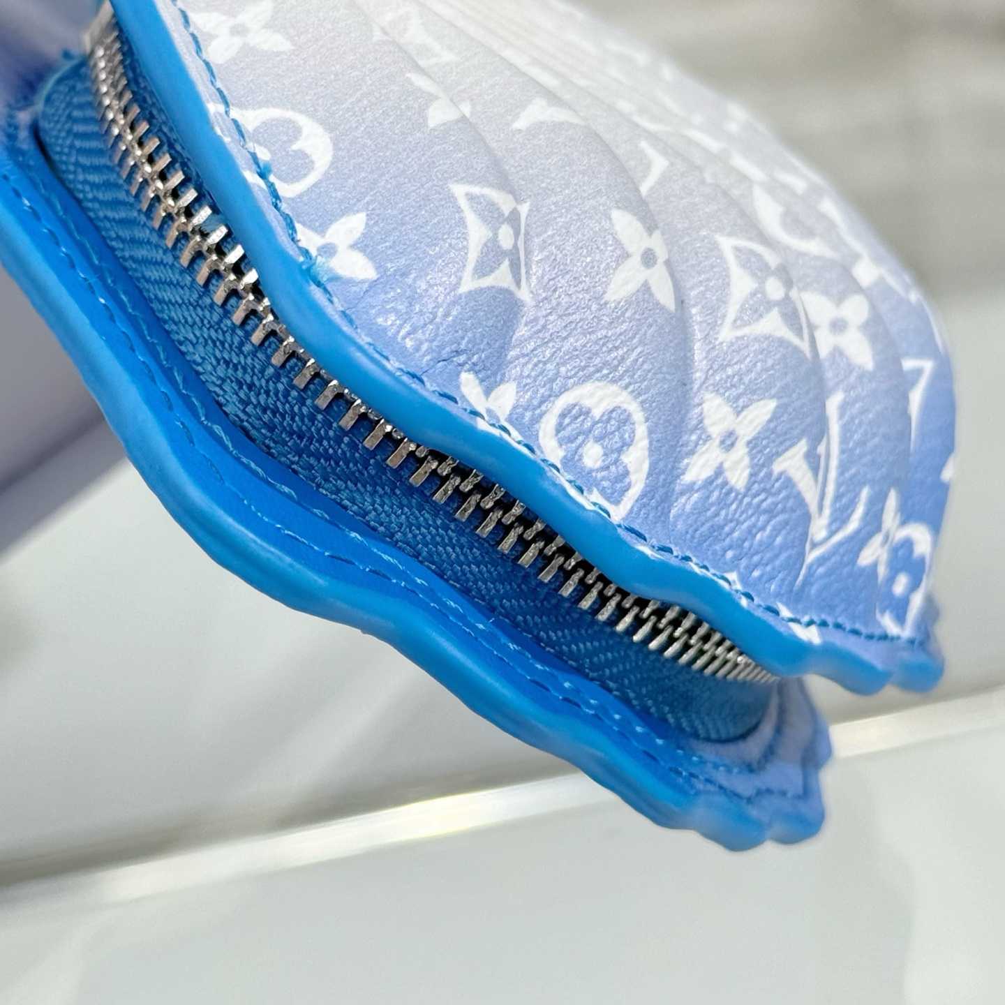 Louis Vuitton LV Shell Bag Charm   M02620 - FashionPlug