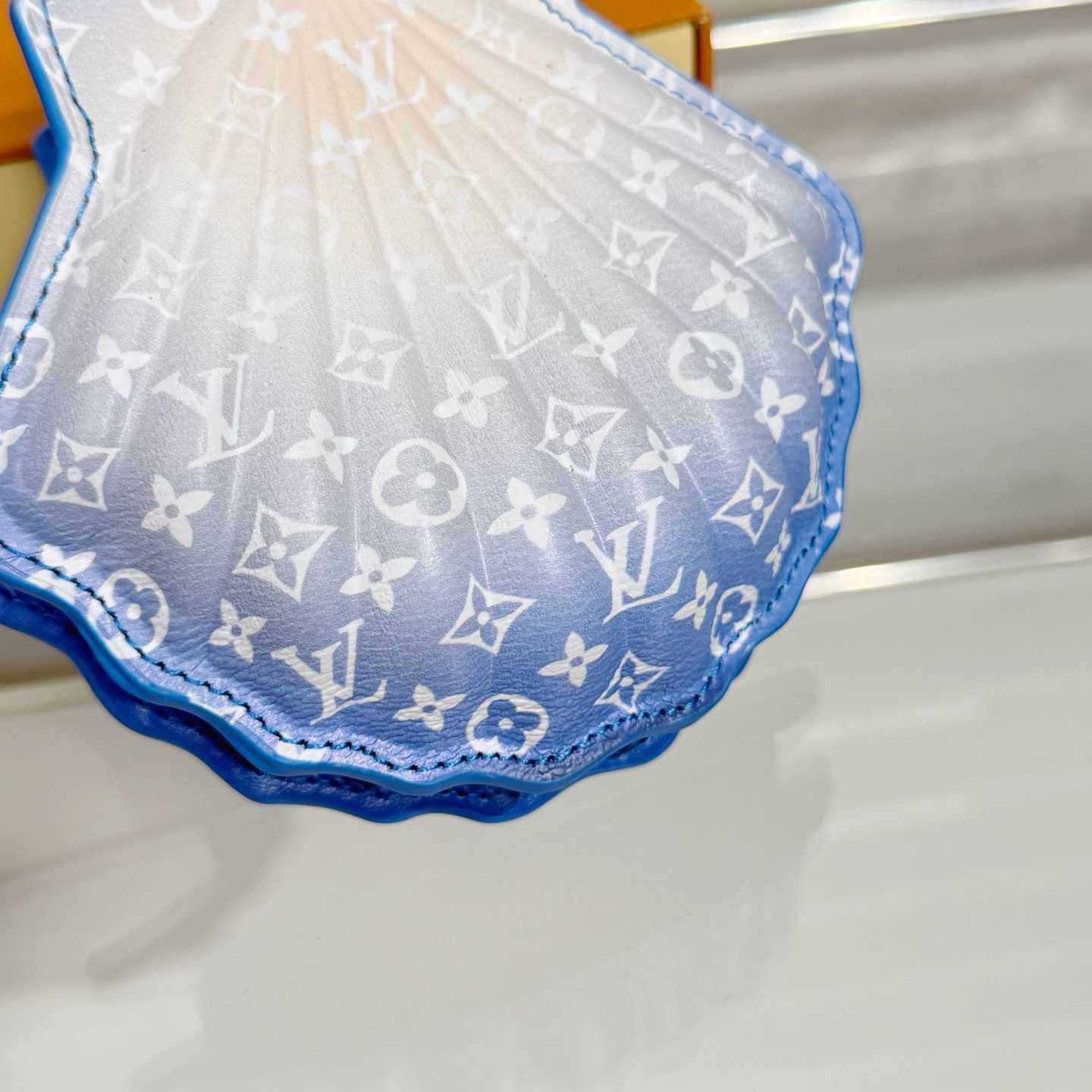 Louis Vuitton LV Shell Bag Charm   M02620 - FashionPlug