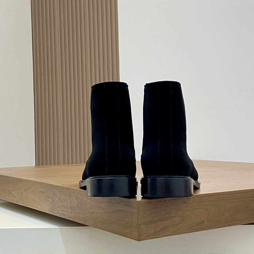 Gucci Men's Suede Lace-Up Boots - FashionPlug