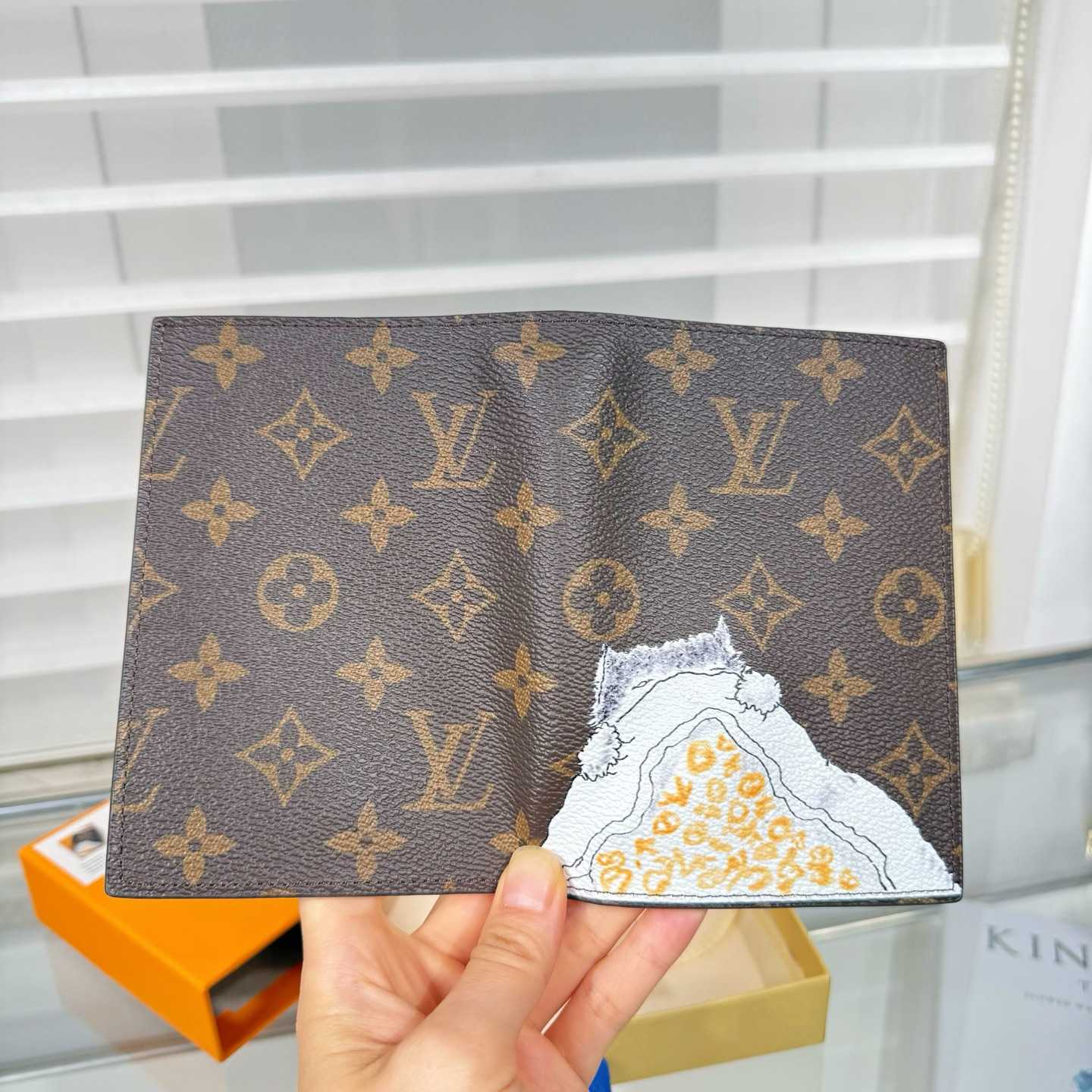 Louis Vuitton Passport Cover   M25753 - FashionPlug
