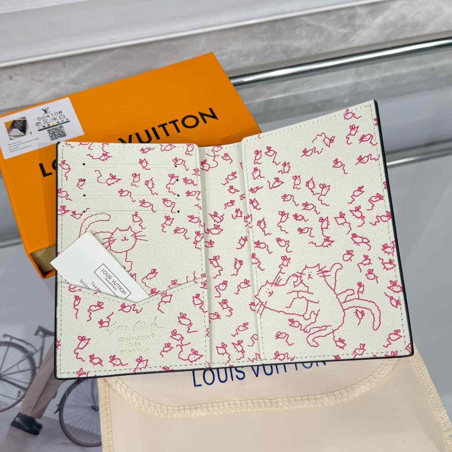 Louis Vuitton Passport Cover   M25753 - FashionPlug