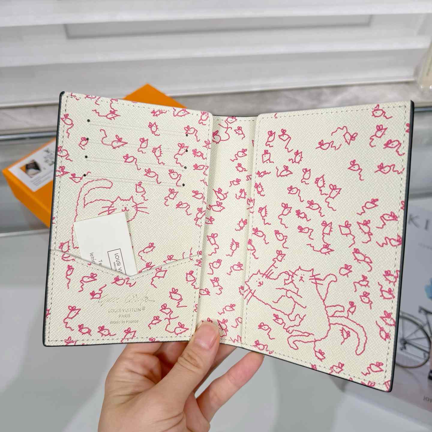 Louis Vuitton Passport Cover   M25753 - FashionPlug