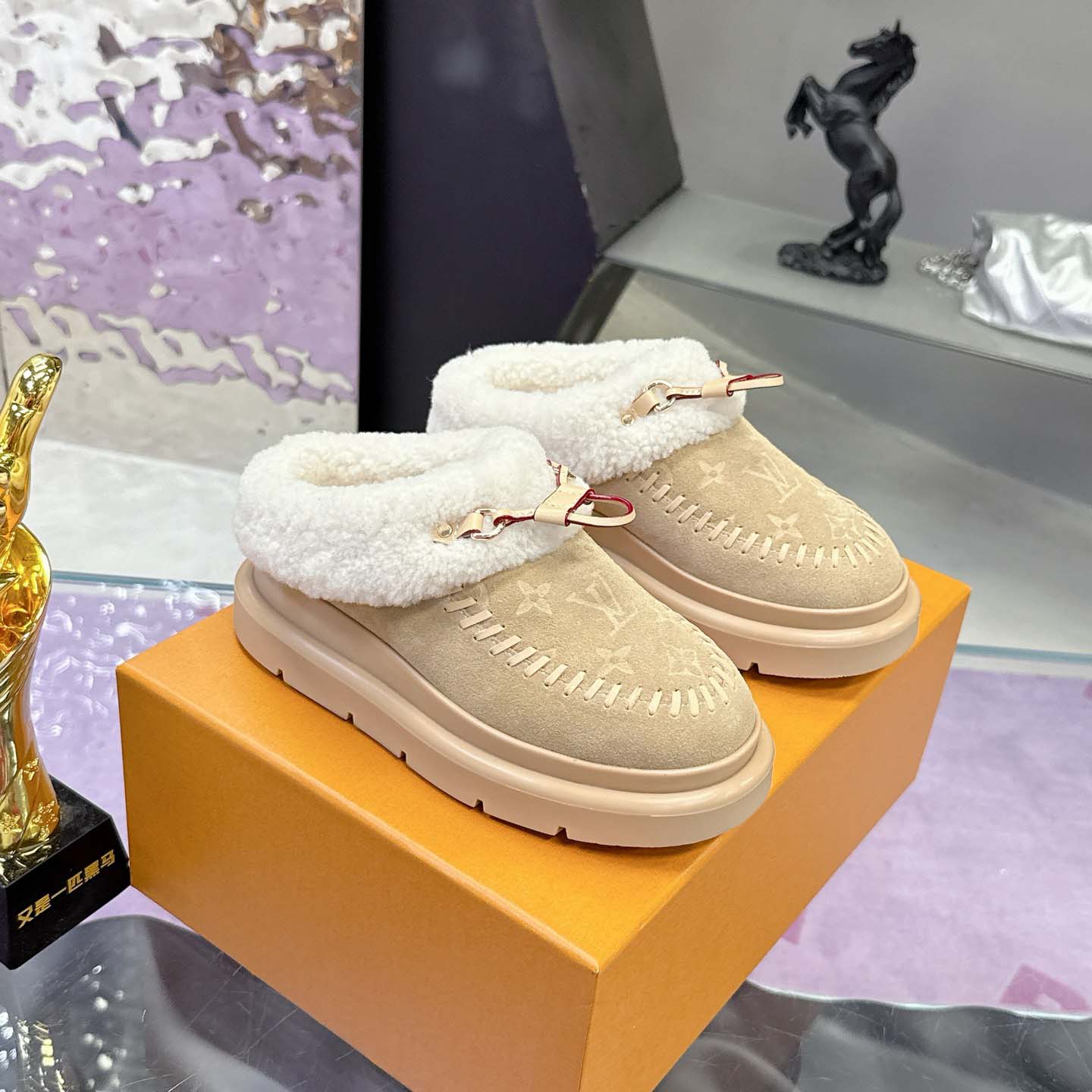 Louis Vuitton Cortina Closed Mule   1AITI6 - FashionPlug