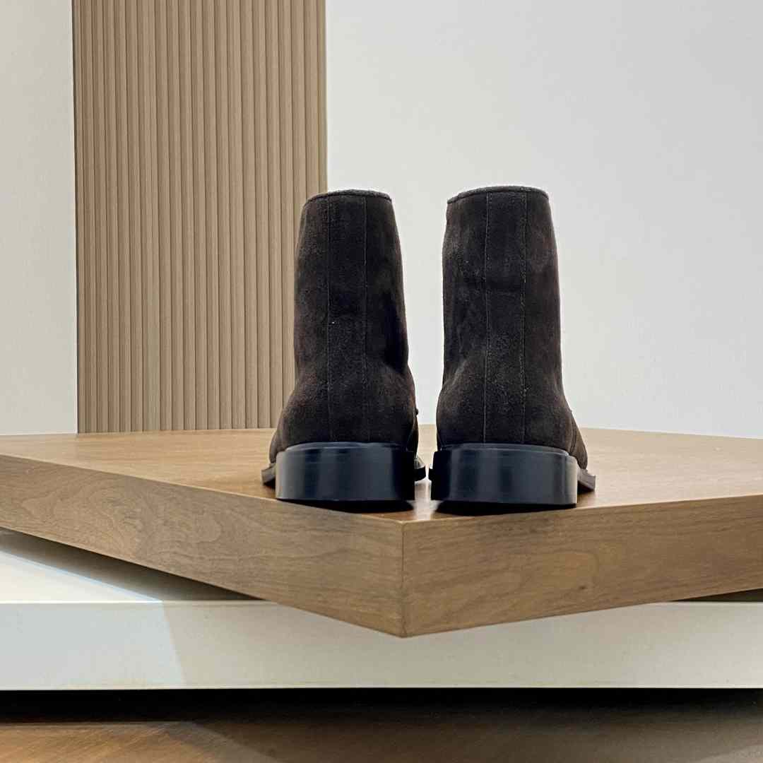 Gucci Men's Suede Lace-Up Boots - FashionPlug