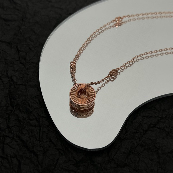 Gucci Icon Round Heart Cut Out Pendant - FashionPlug